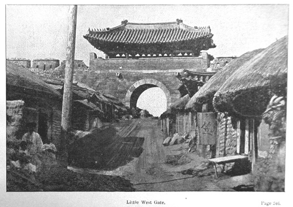 조선시대 서소문 (西小門)의 모습 . 한국 천주교 성인 44명과 수많은 신자가 이곳에서 순교하였다. 정식 명칭은 소의문(昭義門)으로 한양 서쪽에 위치하던 작은 문이다. 도성 내의 시체는 광희문과 서소문을 통해 도성 밖으로 운반되었다. 1914년 일제 강점기 시절 철거되었다. 