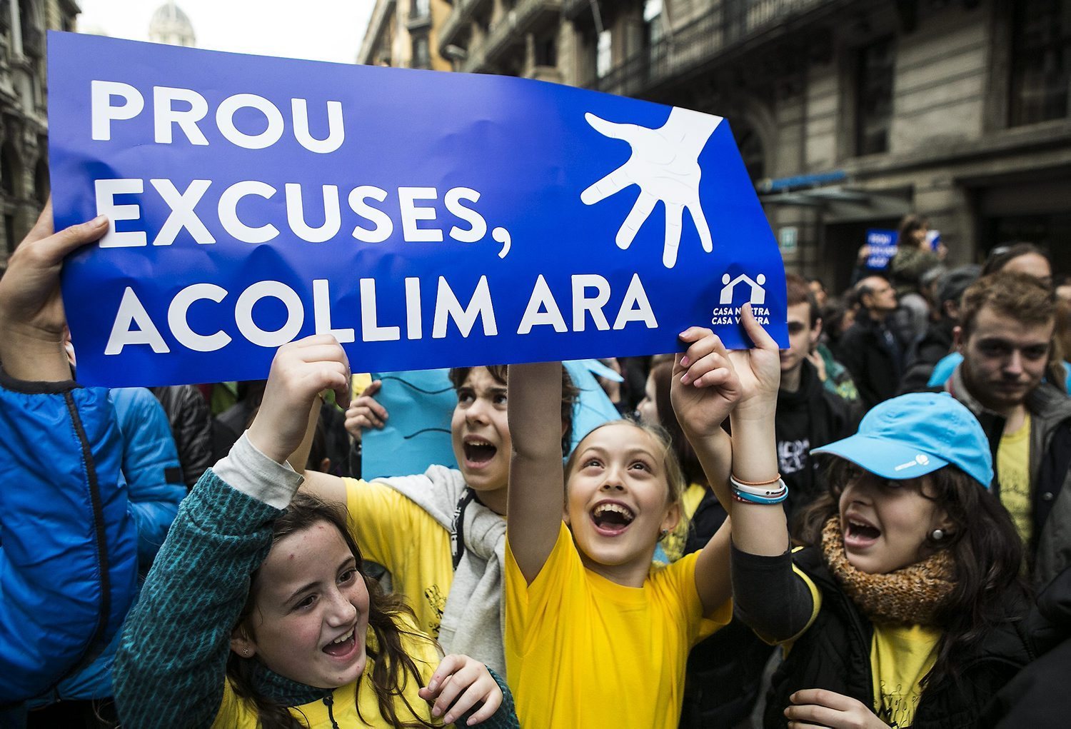 "Enough Excuses! We're Welcoming Them Now!" (photo: ara.cat/CÈLIA ATSET)
