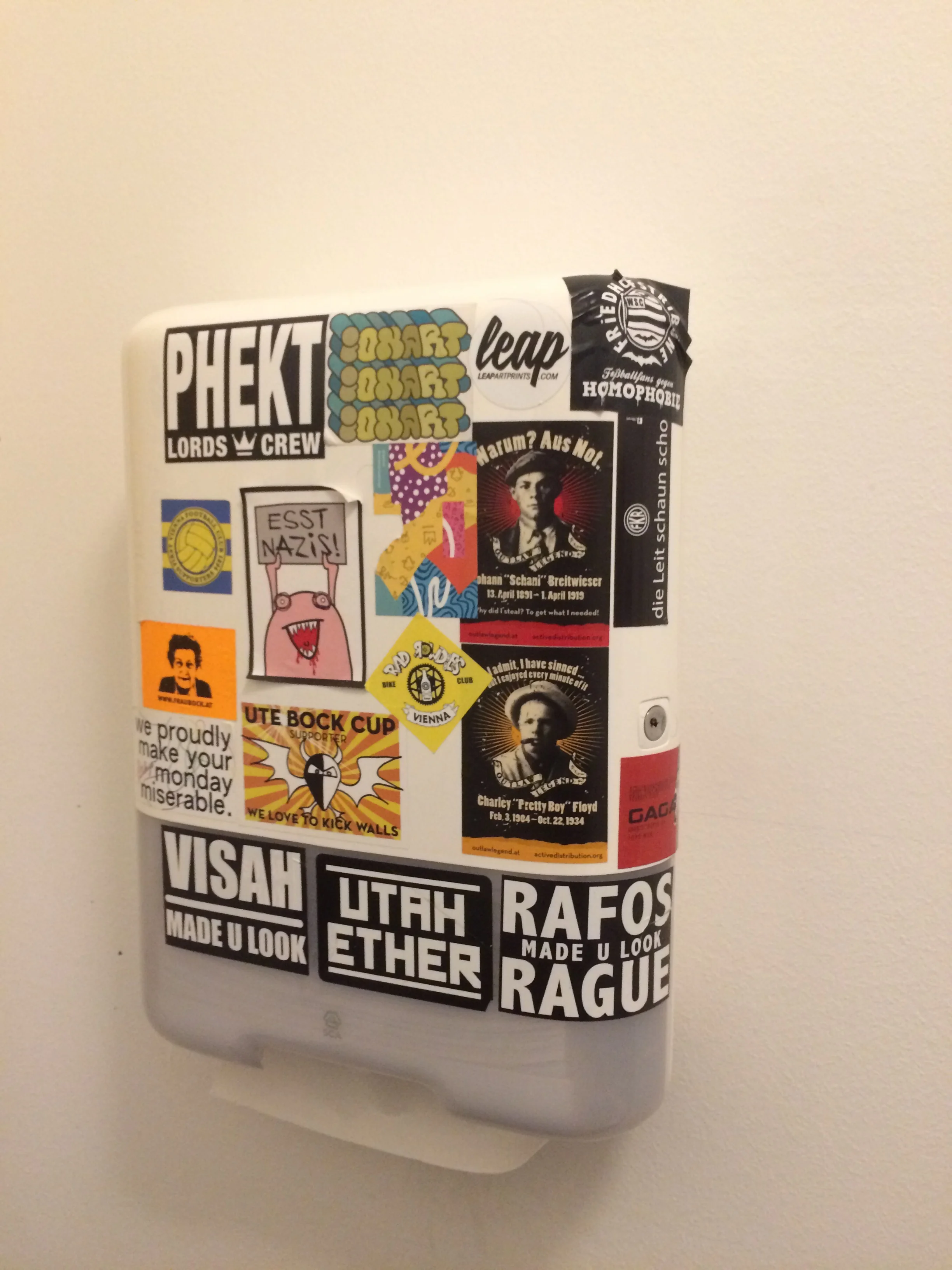 Paper towel dispenser in Gorilla Kitchen on Argentinierstrasse.