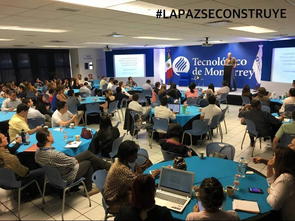 Students in the DIplomado en la Educación de la Paz Aplicada listen to a lecture by Dr. Patrick Timmons (Photo: Trans Border Institute)