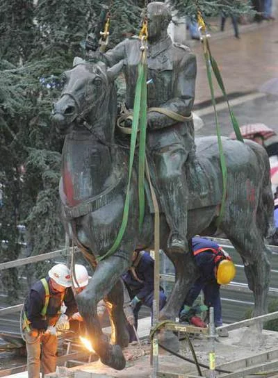 Workers begin removing the Franco statue. (El País/Javier Cotera)