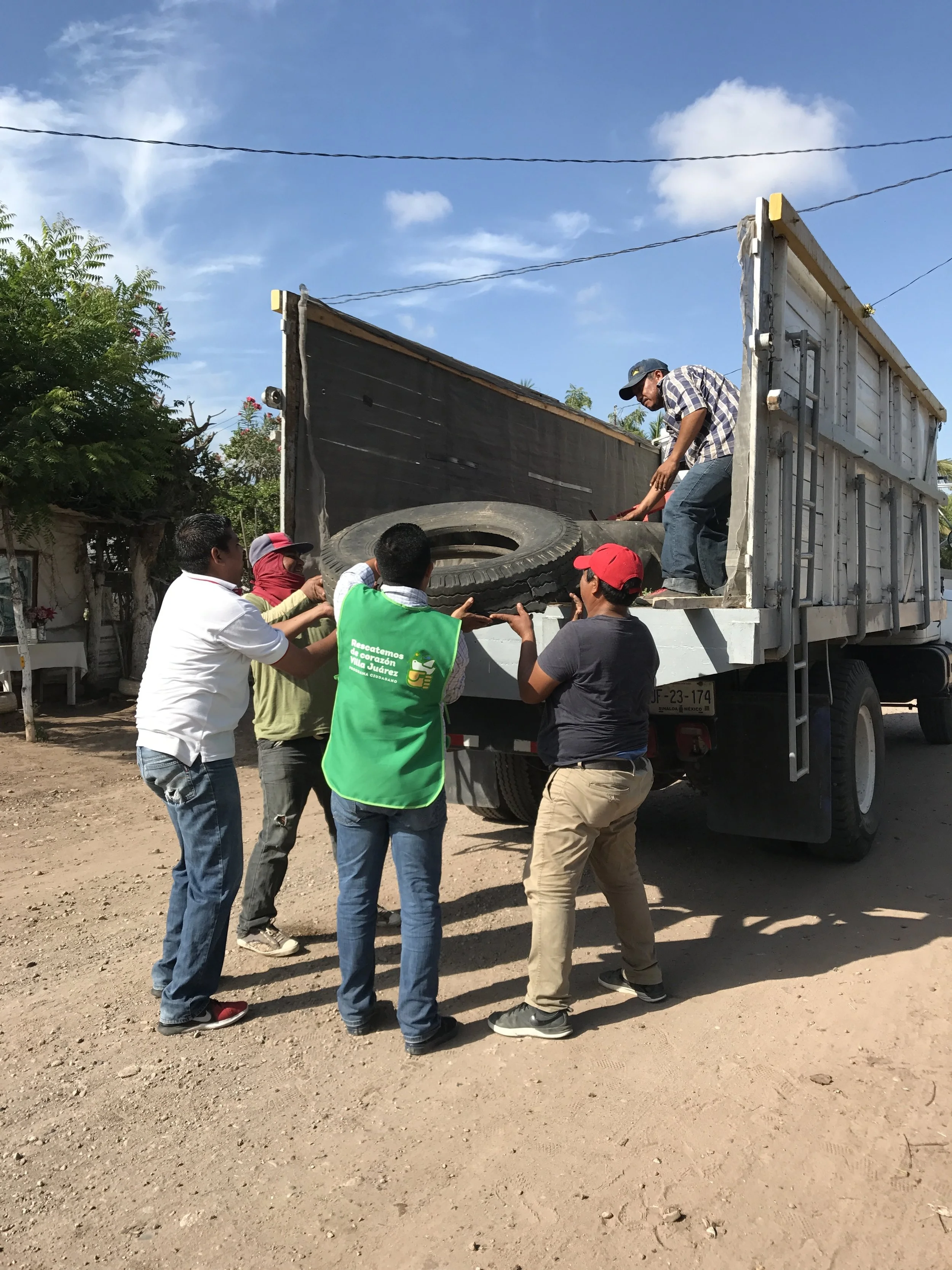 Volunteers filled the trucks with anything that mosquitoes could breed in, such as tires and old mattresses (Photo: Rescatemos de Corazón Villa Juárez)