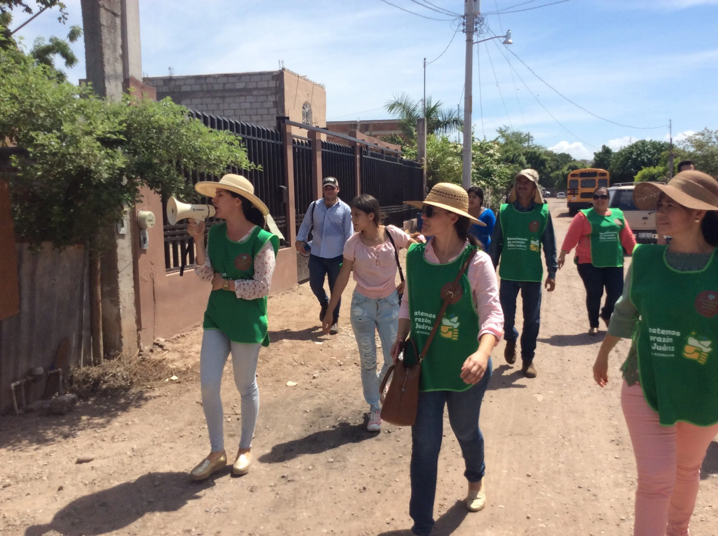 Rescatemos Villa Juárez going door to door asking community members to participate in the community clean up (Photo: Savannah Crowley)