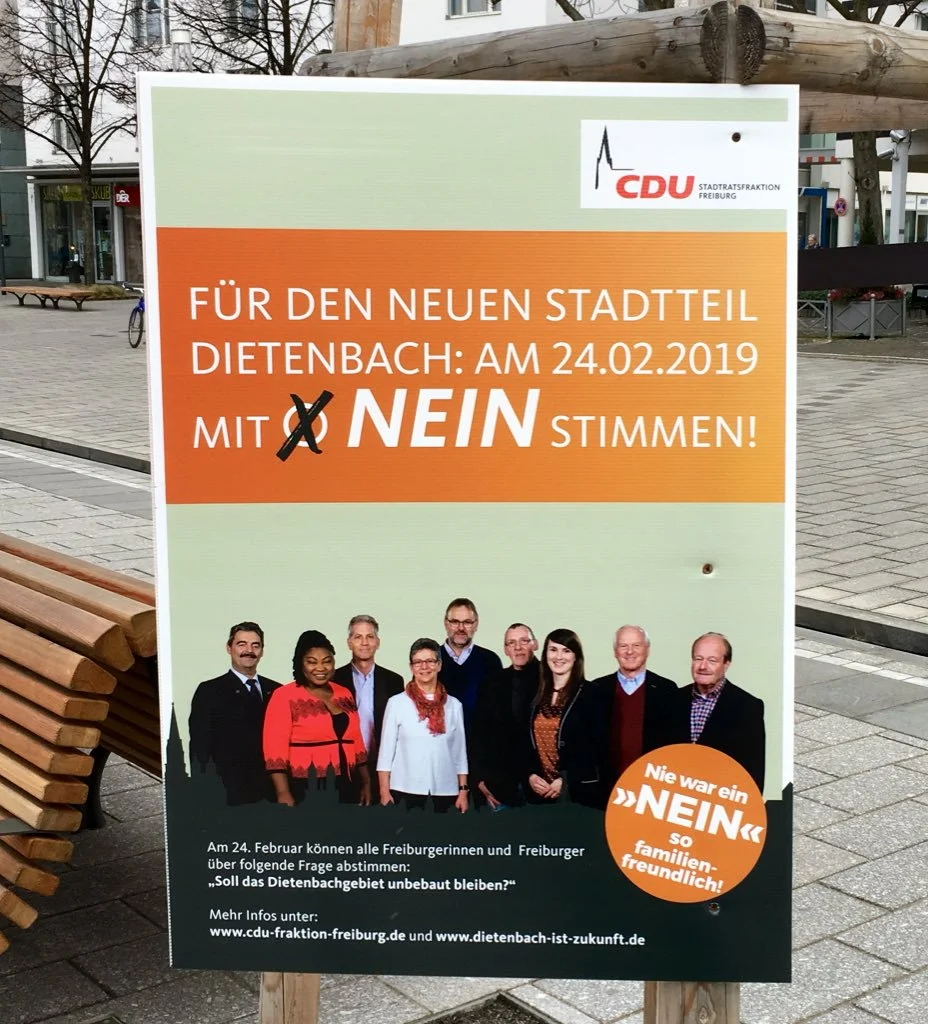 A pro-housing poster bearing the slogan “Never was a ‘no’ so family-friendly!” (Photo: Sebastian Müller )
