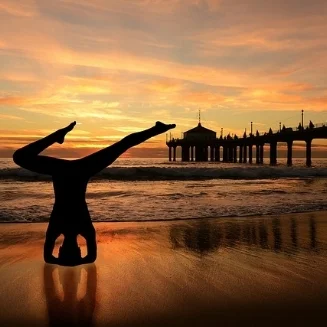 Photo: https://pixabay.com/de/kopfstand-yoga-am-strand-2150147/