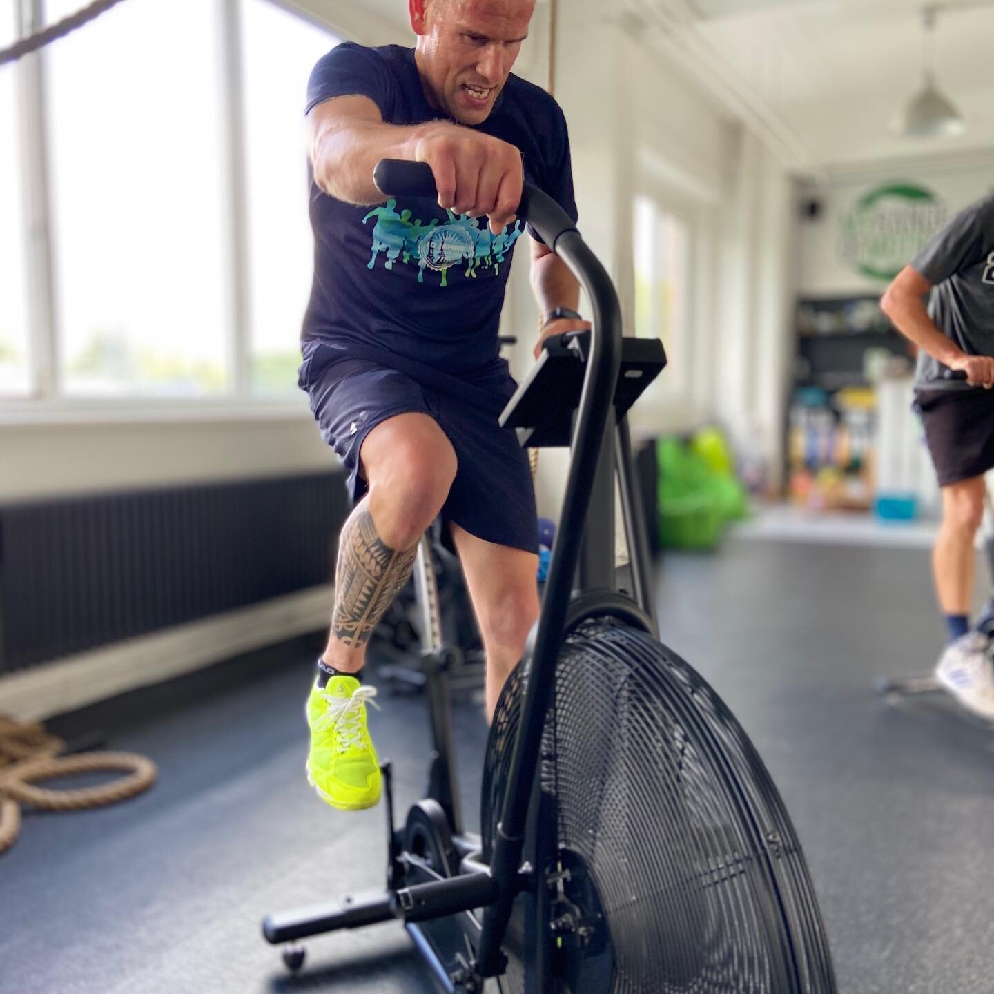 Nach 7 langen Monaten k&ouml;nnt ihr euch ab Freitag wieder indoor auspowern 💪💪💪
#assaultbike #power #fitness #sweat #myrangeofmotion #functionaltraining #functionalfitness #berlin #workout #corona