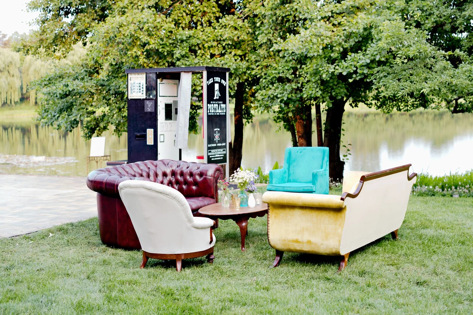 Garden Wedding Chicago Botanic Gardens Photobooth lounge.jpg