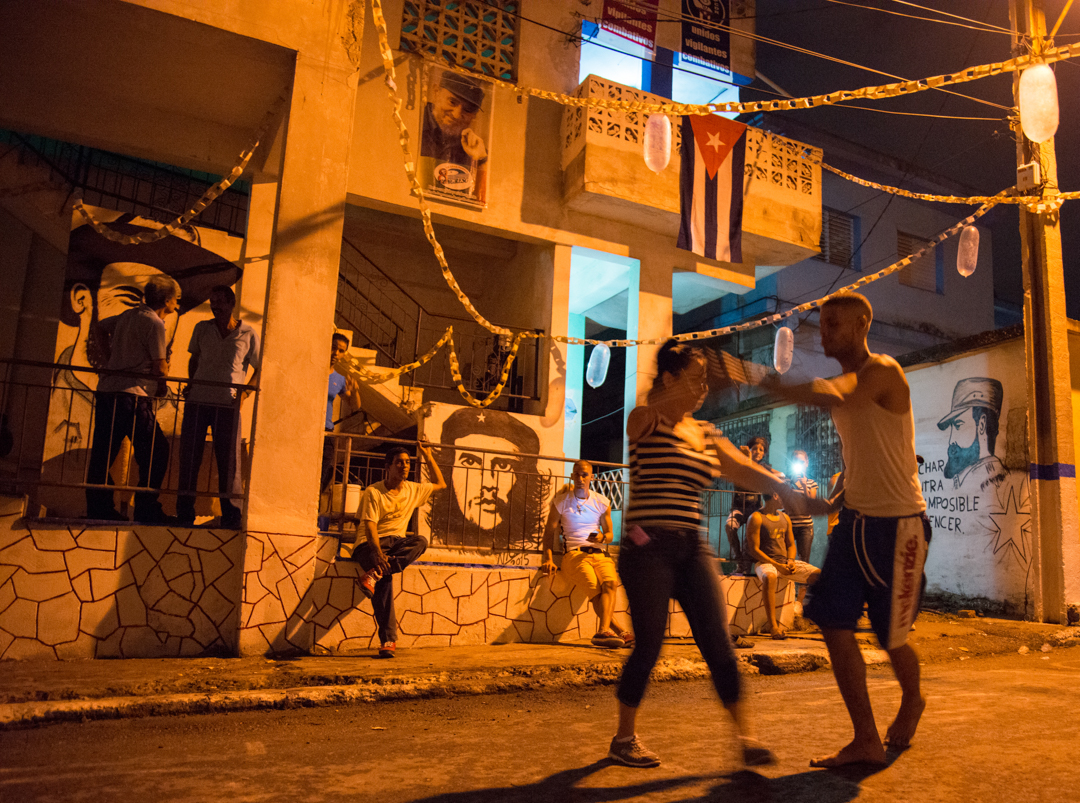 Кубинская сальса. Куба веселье. Танцы на улицах Кубы. Кубинские уличные танцы. Танцы на Кубе.