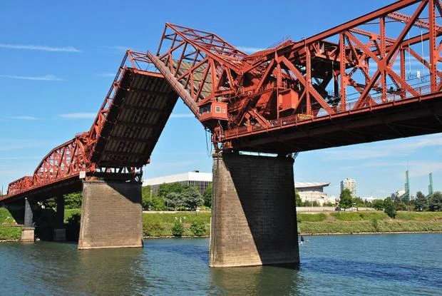 800px-Broadway_Bridge_in_Portland_with_bascule_span_open_-_viewed_from_west.jpg