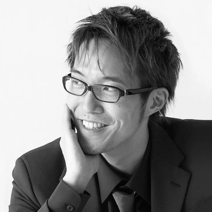 Behind the Nendo trademark is Oki Sato, the Japanese designer born in Canada in 1977. Sato graduated in 2000 from Tokyo’s Waseda University and went on to specialise in Architecture (2002). While still a student, in 2002, he won the Gold Medal at the Koizumi International Lighting Design show, in addition to many other awards. In 2003, he participated in the Milan Salone Satellite where he received a Special Mention Award from the German magazine “Design Report” and also won the Design Award at the Tokyo Design Week. In 2004, he participated in all the major international fairs (Paris, Cologne, Stockholm and Milan), won the Good Design Award, received extensive coverage in the magazine “Abitare” and was noted by many international companies. In 2005, he was present at the Milan Fair with products for OLuce, De Padova and Swedese. In 2006 he was noted for his poetic installation at the “Fuori Salone” exhibit during Milan design week. The same year, Nendo began a joint partnership with Cappellini. By then, Oki Sato/Nendo was well on the road to success, and in just a few years he has become one of the most promising designers on the international scene. At the 2007 edition of Euroluce, his Switch lamp for Oluce was undoubtedly one of the most admired products.