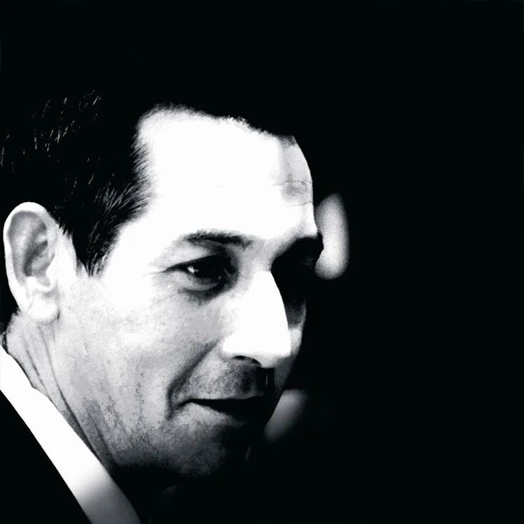 José María Reina (Utrera, Sevilla 1951 – Barcelona 2016) versatile and selfttaught designer. He belongs to the generation that promoted Barcelona as city of reference in the industrial design field. His multidiciplinary work in the furniture and jewelry design areas, led him to fusing both projects together, creating a new clock concept. These clocks have a renewed aesthetics reflected both in its shapes as in its materials. Thanks to his designs, the wall clock has been given back his status as a decorative piece of prestige and distinction for the home, the office and public spaces.