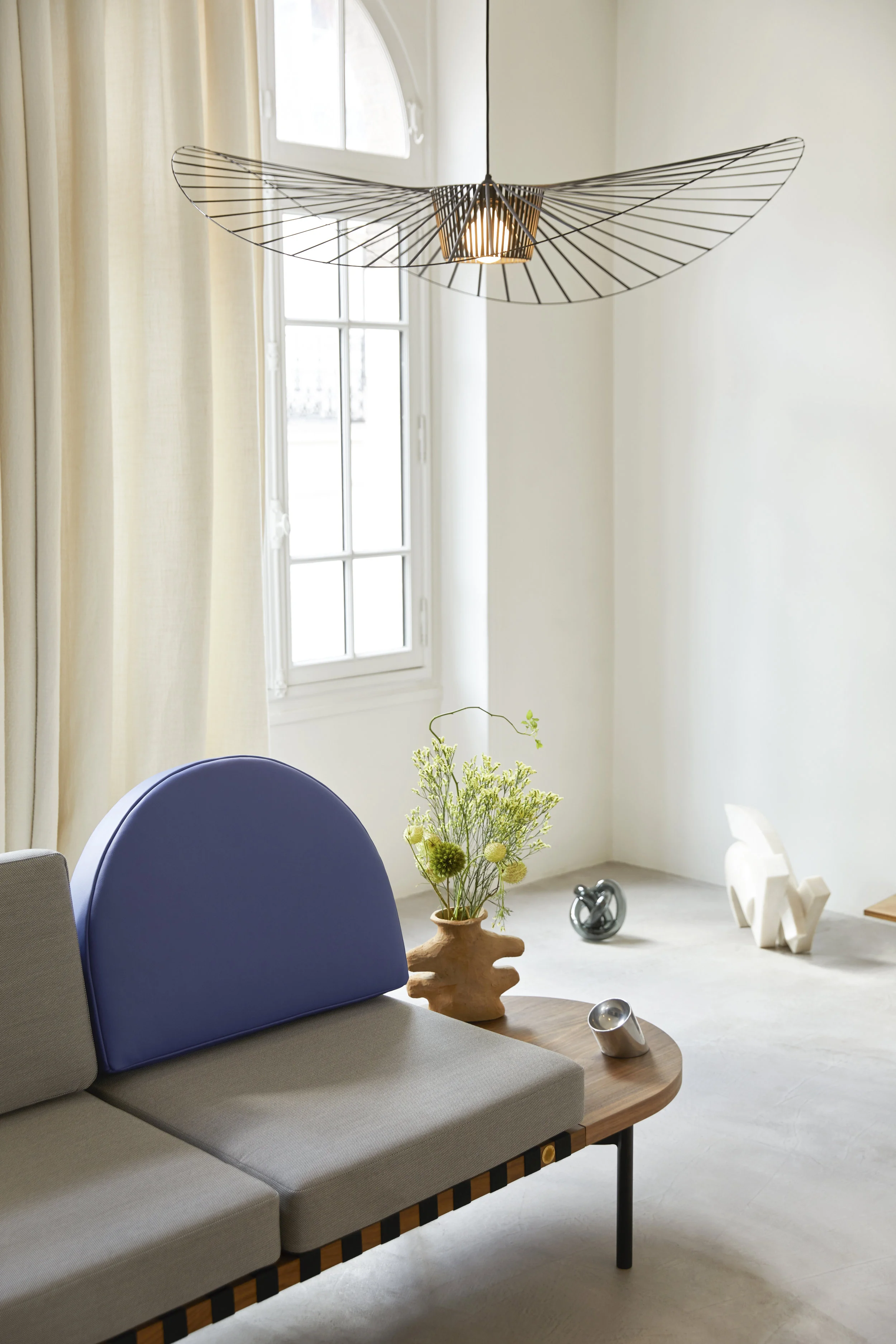 L0020301_vertigo_pendant lamps_small-large_black_M0530100_grid_daybed_©Ola Rindal_lifestyle_HD_(1).jpg