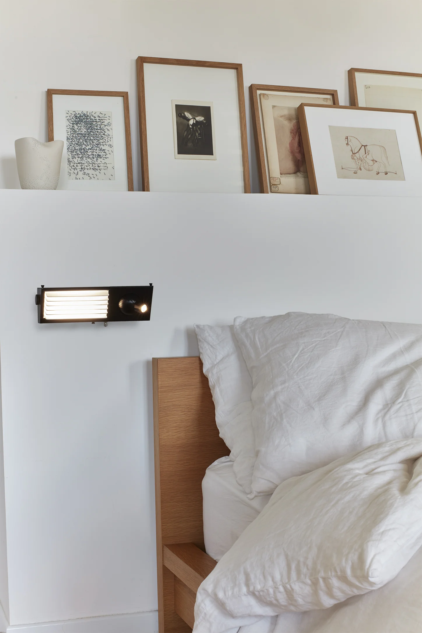 2_AMB_BINY_BEDSIDE_LEFT_BL_WH.jpg