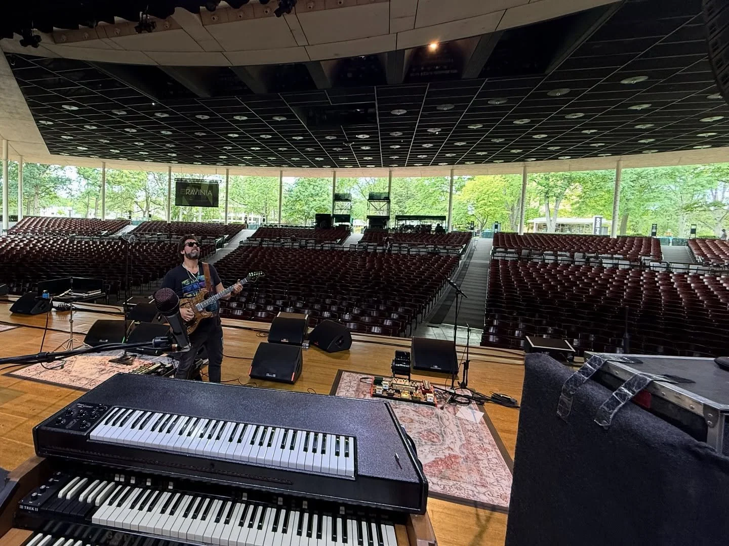 Soundcheck going well with @bluestraveler @raviniafestival 😼🎸😼 #bluestraveler #raviniafestival #guitarplayer