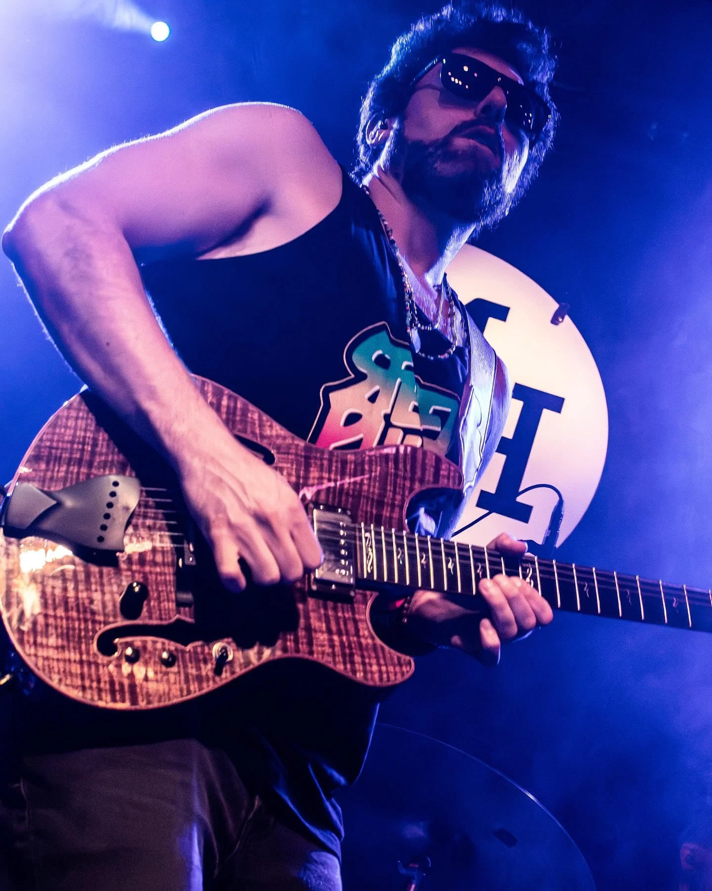 🤘❤️🎸Fresh pic, same mission: melt faces and carry the strong vibes! 🤘❤️🎸

Psyched to play with @bluestraveler this weekend @raviniafestival for a sold out 14,000 person show! 😼🤘

#musician #guitarist #healthyvibes #touringmusician #bluestravele