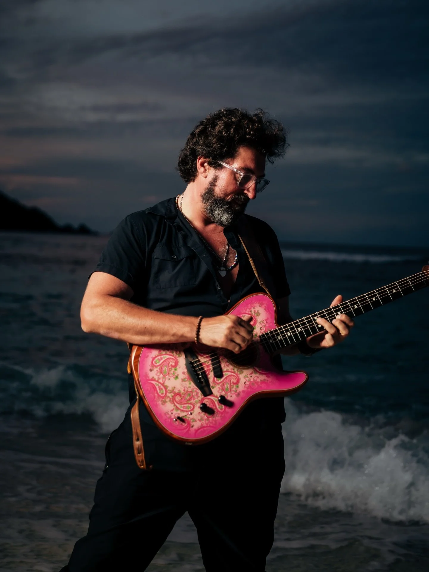 Saint John USVI Tour Spring 2026 ❤️ 🇻🇮 ❤️ I&rsquo;m excited to share more photos / videos and so thankful for all of these amazing opportunities to share music, peace, love! 🎶🎸🌍

📸 @om3n.reyes 
🎸 @fender 
🌍 @thewindmillbar 
🌊 @thesaintresort