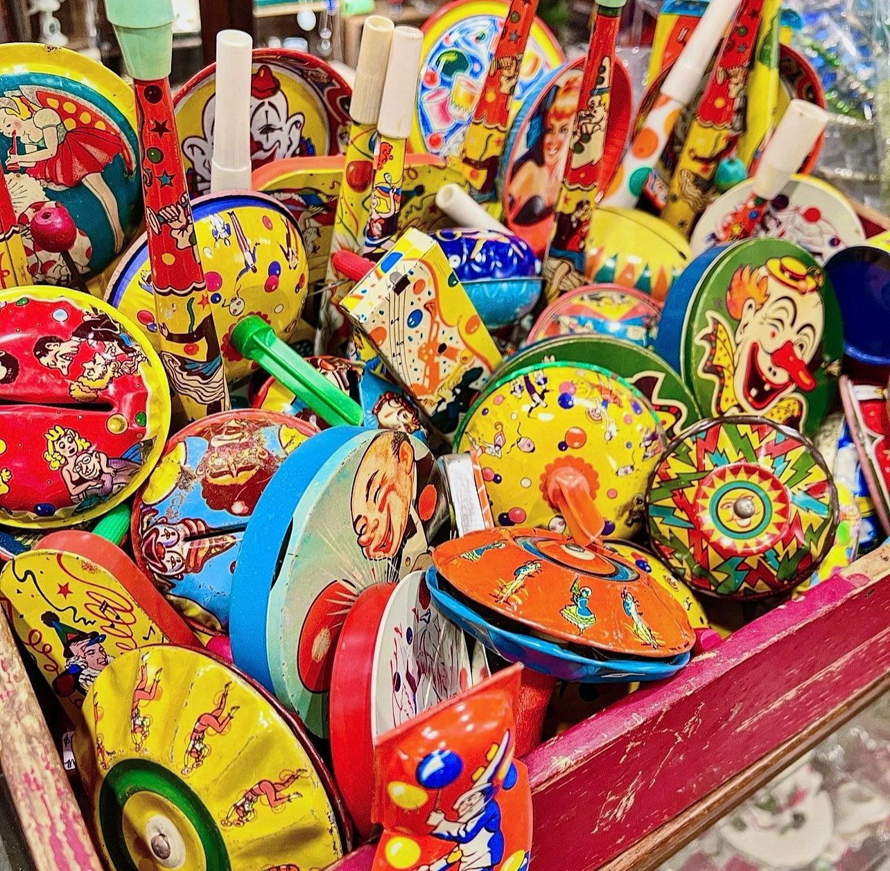 Time to end the year off with some noise!!!
Plenty of Vintage Noisemakers to ring in the New Year!!!
‼️💥🖐️😆🤚💥‼️
#vintagetin #vintageholiday #vintagenoisemakers #noisemaker #noisemakers