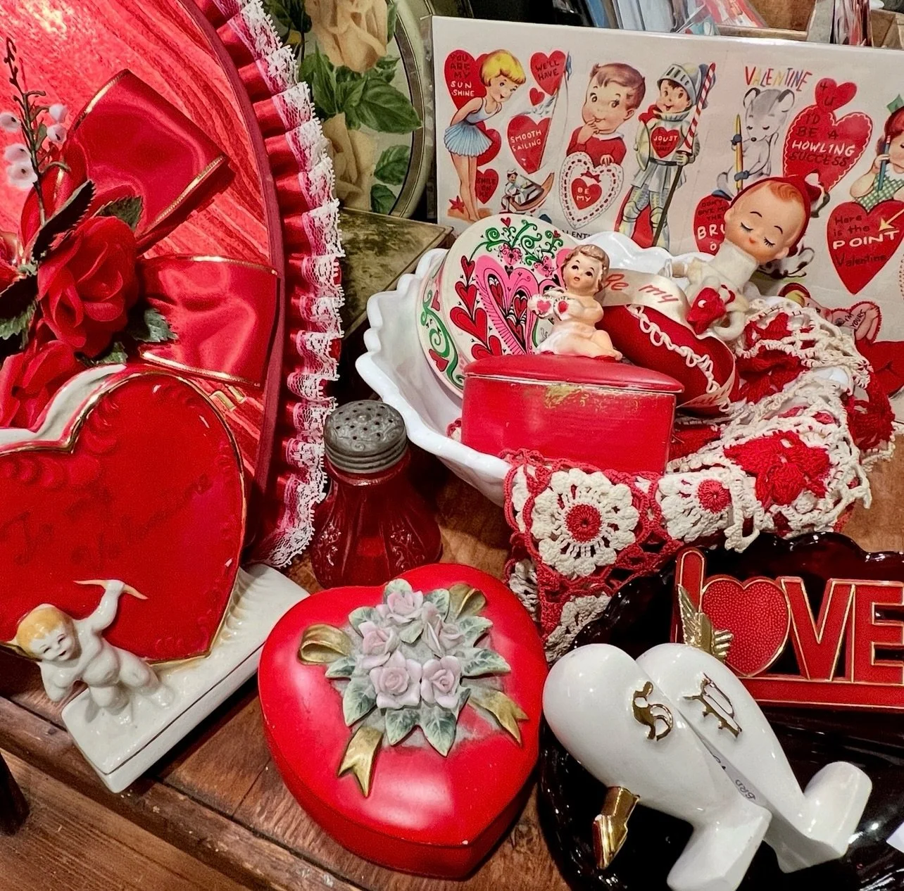 For all you hopeless romantics&hellip; first round of our Vintage Valentine is on display!  Cards, Figures, Planters, Candy Boxes are all looking for new homes to decorate for the Season of Love!
❣️❤️❣️❤️❣️❤️❣️❤️❣️❤️❣️
#vintagevalentine #vintagevalen