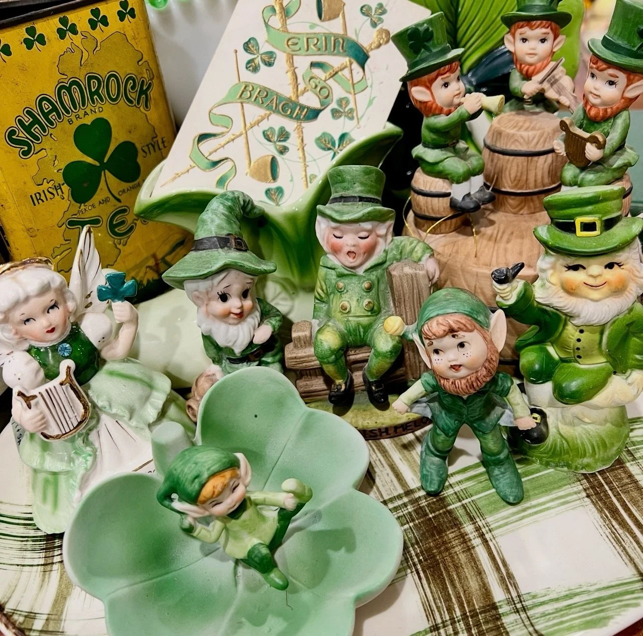 We are Brimming With Luck over here and happy to share it with all of you!
✨💚💛🍀💛💚✨

#vintageholiday #stpatricksday☘️ #leprachaun #vintageholidaydecor #vintagegreen 
St. Patrick&rsquo;s Day