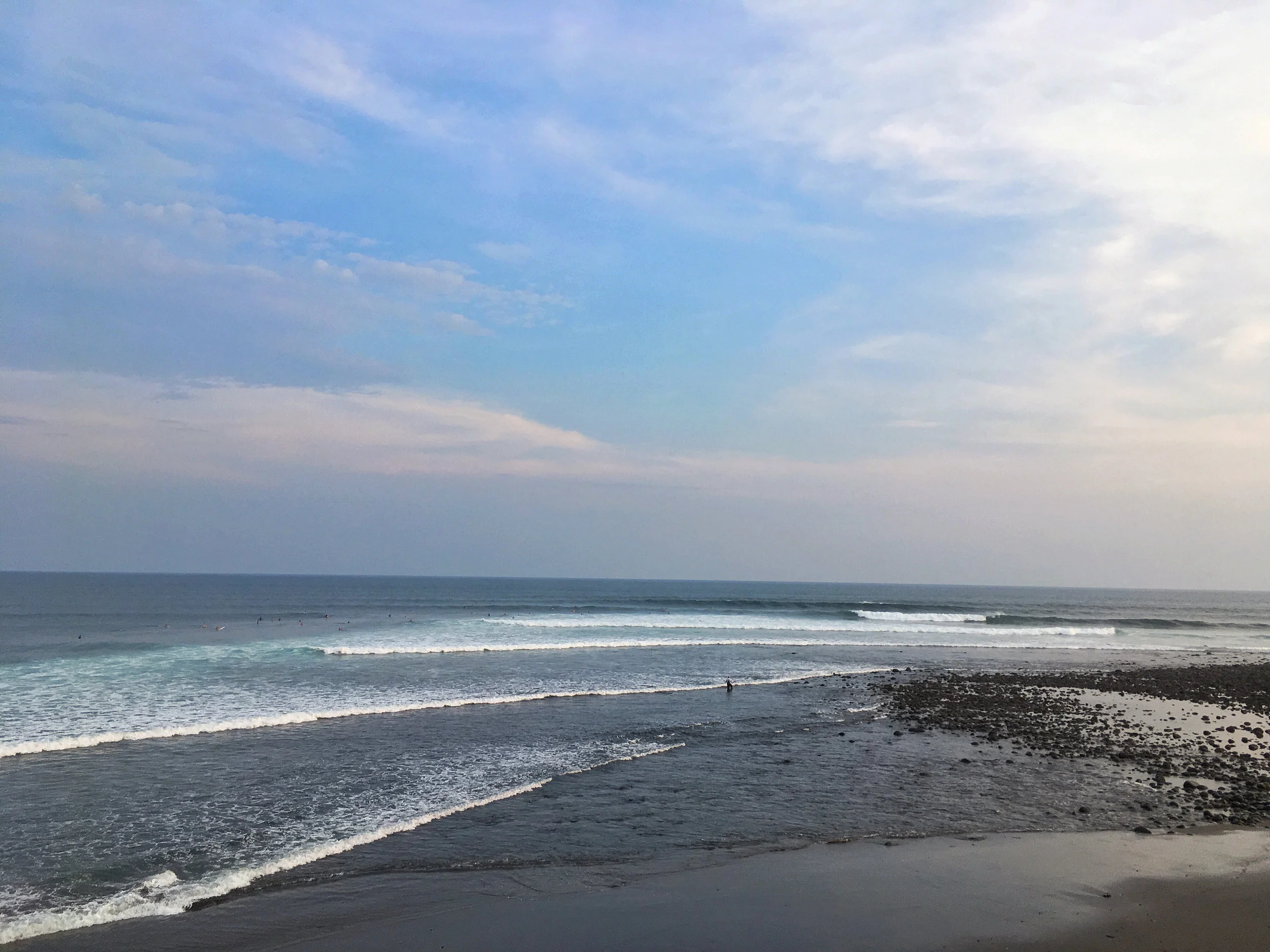 A Building swell filling into El Sunzal at low tide