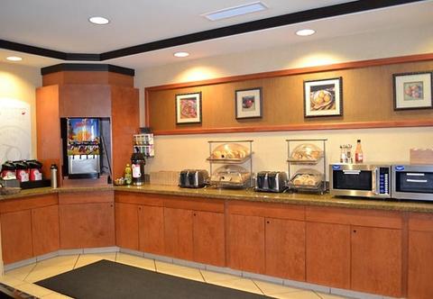 2631759-Fairfield-Inn-Suites-by-Marriott-Kelowna-Dining-1-DEF.jpg