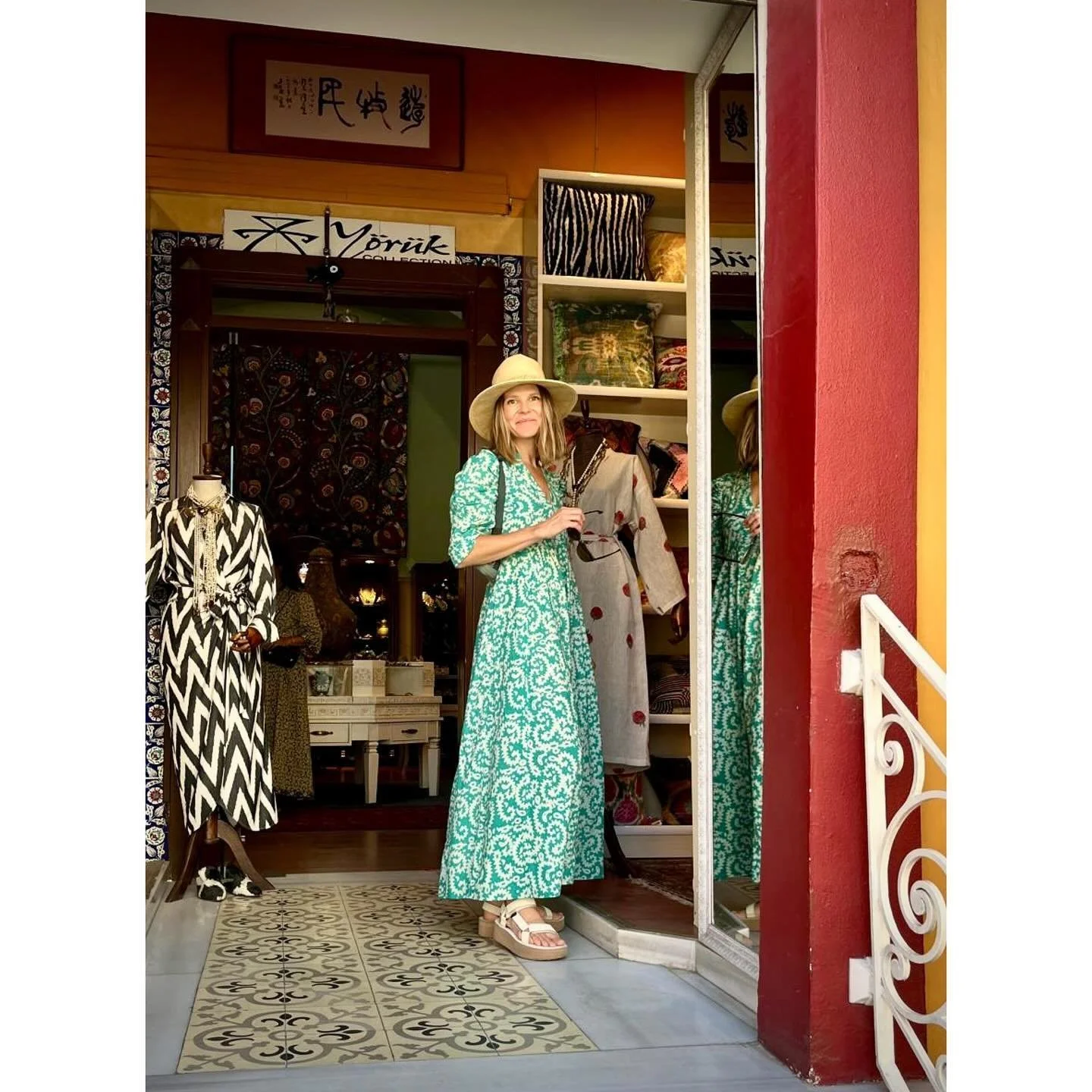 Istanbul is a design lovers dream + delight for the senses!  Had the pleasure of spending a few days there last month and now I can&rsquo;t stop daydreaming of going back&hellip;&hellip;🇹🇷 👀 🌸 🍃💡😶&zwj;🌫️ 🐈