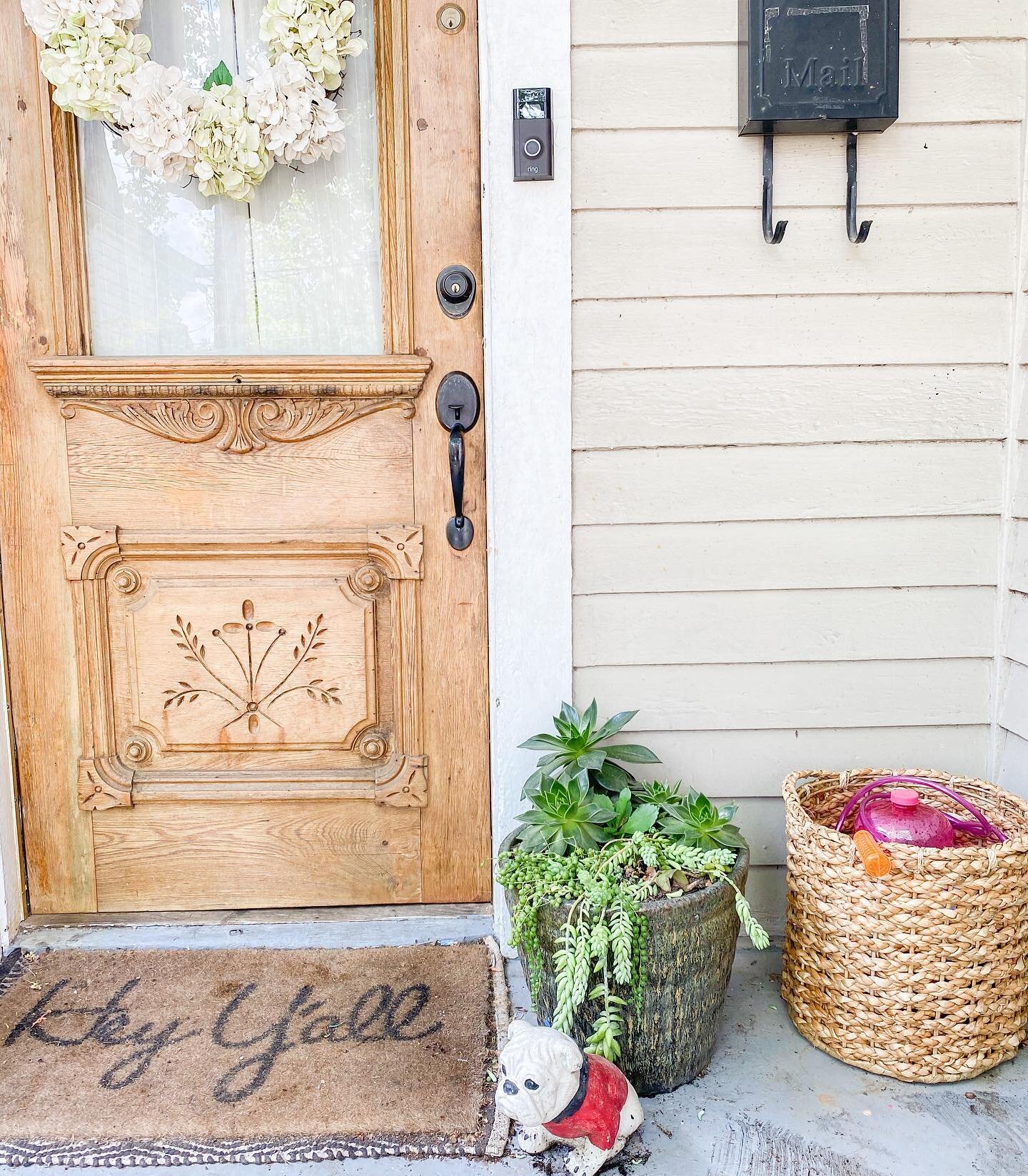 Do me a favor and go follow @lesleywgraham and sign up for her newsletter. She will give you ideas like porch baskets that will make your life easier and prettier. That is all. 😆