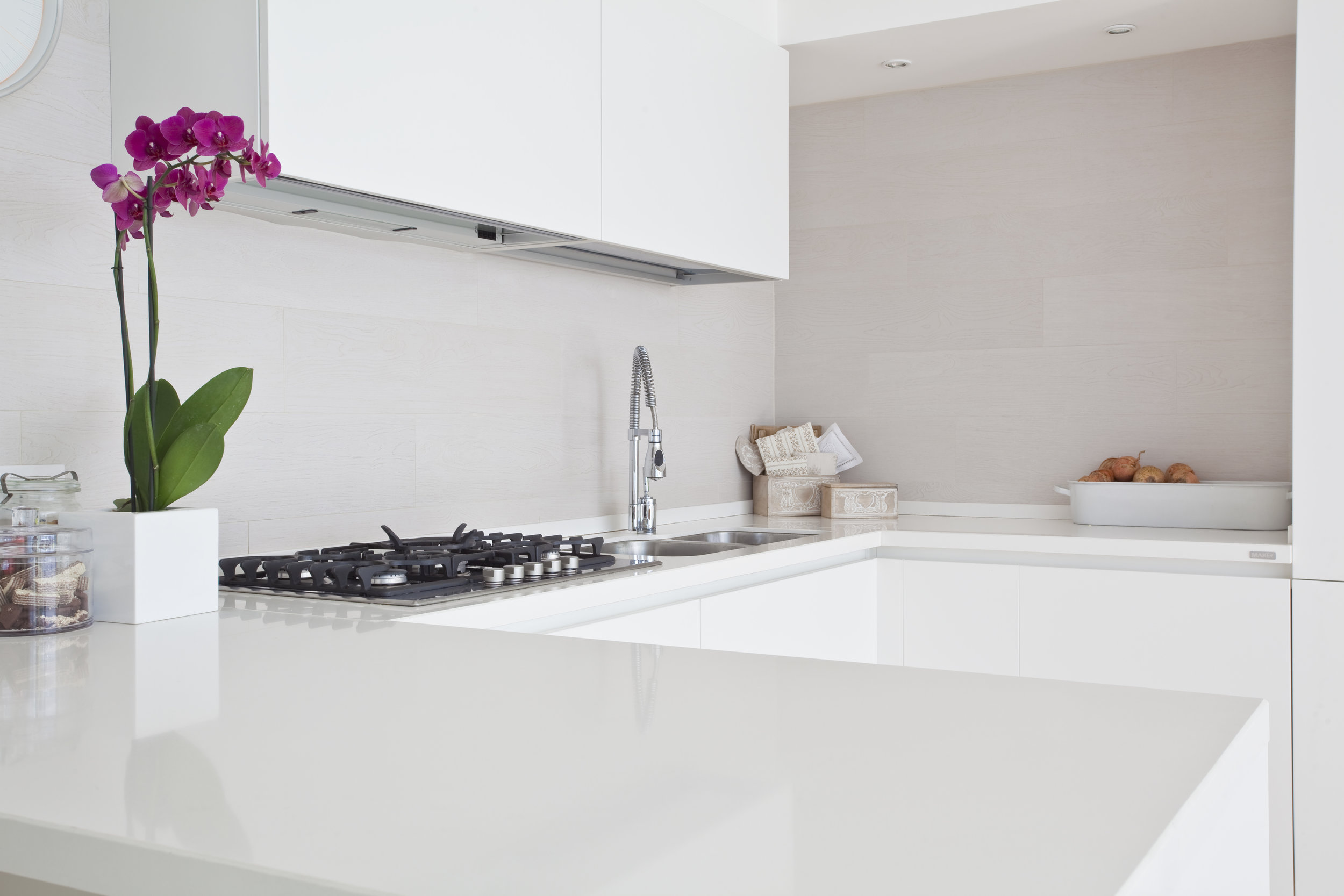 Ahhh...the relaxing sight of a sparkling clean kitchen. (Image Source Deposit Photos)