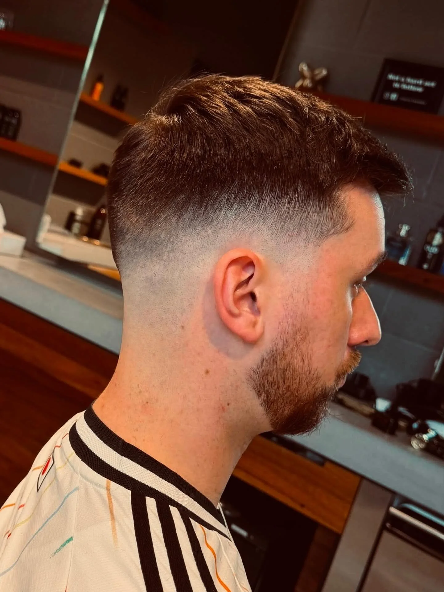 Mid-skin fade on the sides, with the top debulked just enough to keep the lenght without the helmet effect. More movement. More texture. Less bulk. Because growing your hair doesn&rsquo;t mean carrying unnecessary baggage.