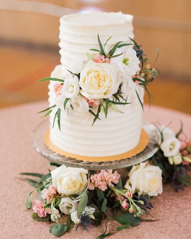 Every aspect of your wedding day should be true to you as a couple and don&rsquo;t even think about stopping at your wedding cake! P + D opted for a simple cake design garnished with @gidasflowers floral, but the batter inside left for an extra sweet