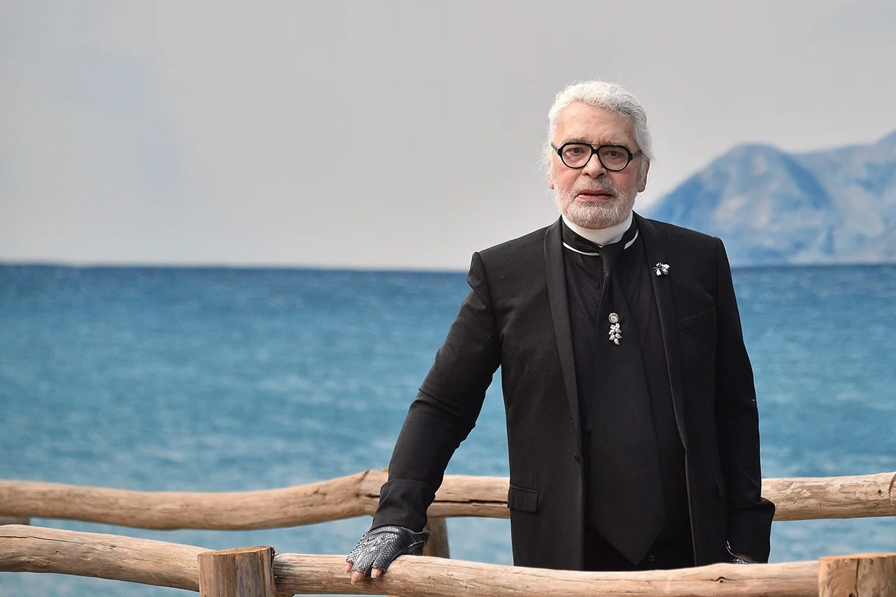 https___hypebeast.com_wp-content_blogs.dir_6_files_2019_04_fendi-couture-show-karl-lagerfeld-tribute-details-1.jpg