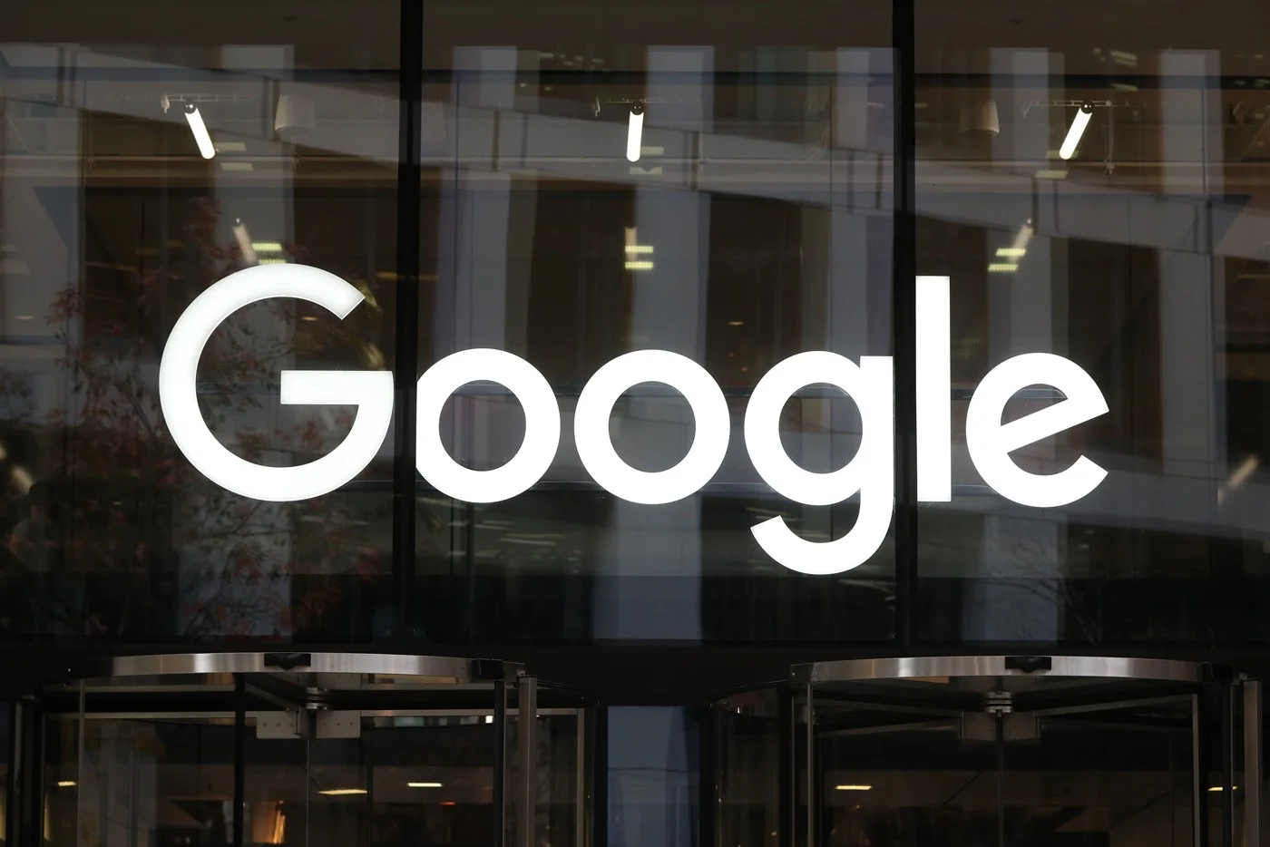 https___hypebeast.com_image_2019_08_alphabet-overtakes-apple-most-cash-rich-company-info-001.jpg