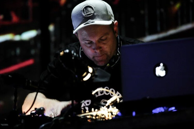 https___hypebeast.com_image_2019_10_dj-shadow-urgent-important-please-read-song-stream.jpg