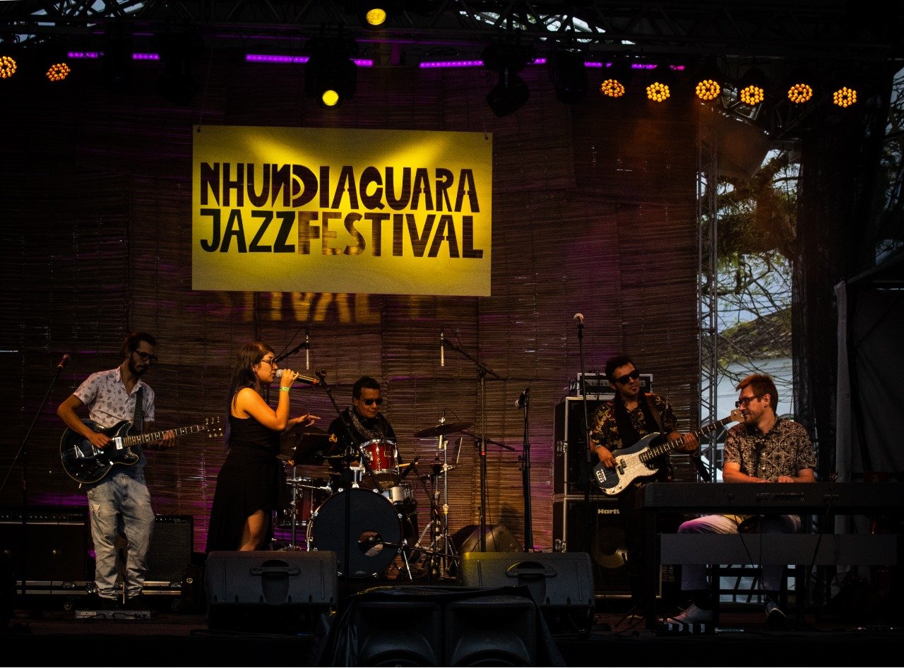 Brazil Nhundiaquara on stage.jpg