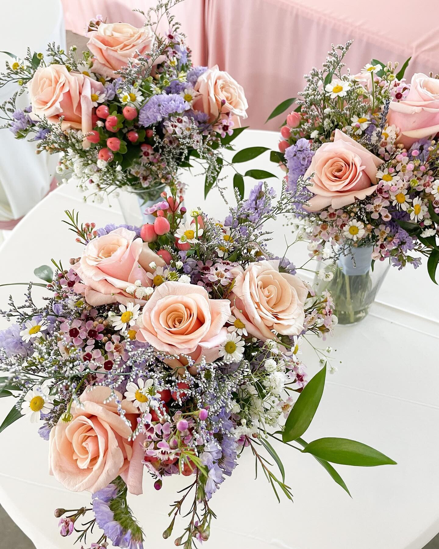 Pretty spring bridesmaid bouquets on this dreary Thursday
.
.
.
.
.
#honeyandsageflowers #bridesmaidbouquet #florist #weddingflowers #springwedding