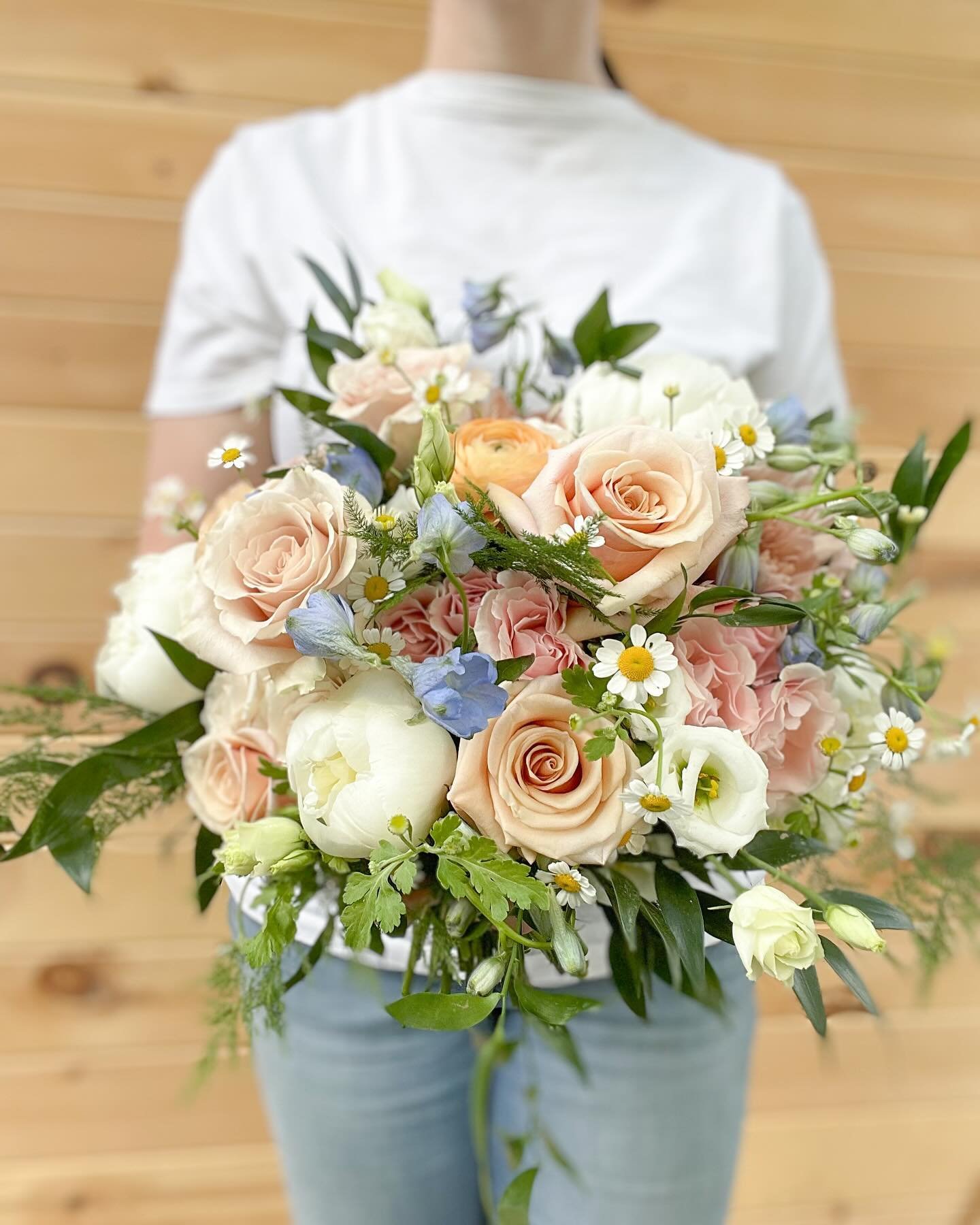 For Madison
.
.
.
.
.
#honeyandsageflowers #springbouquet #weddingflowers #weddingflorist
