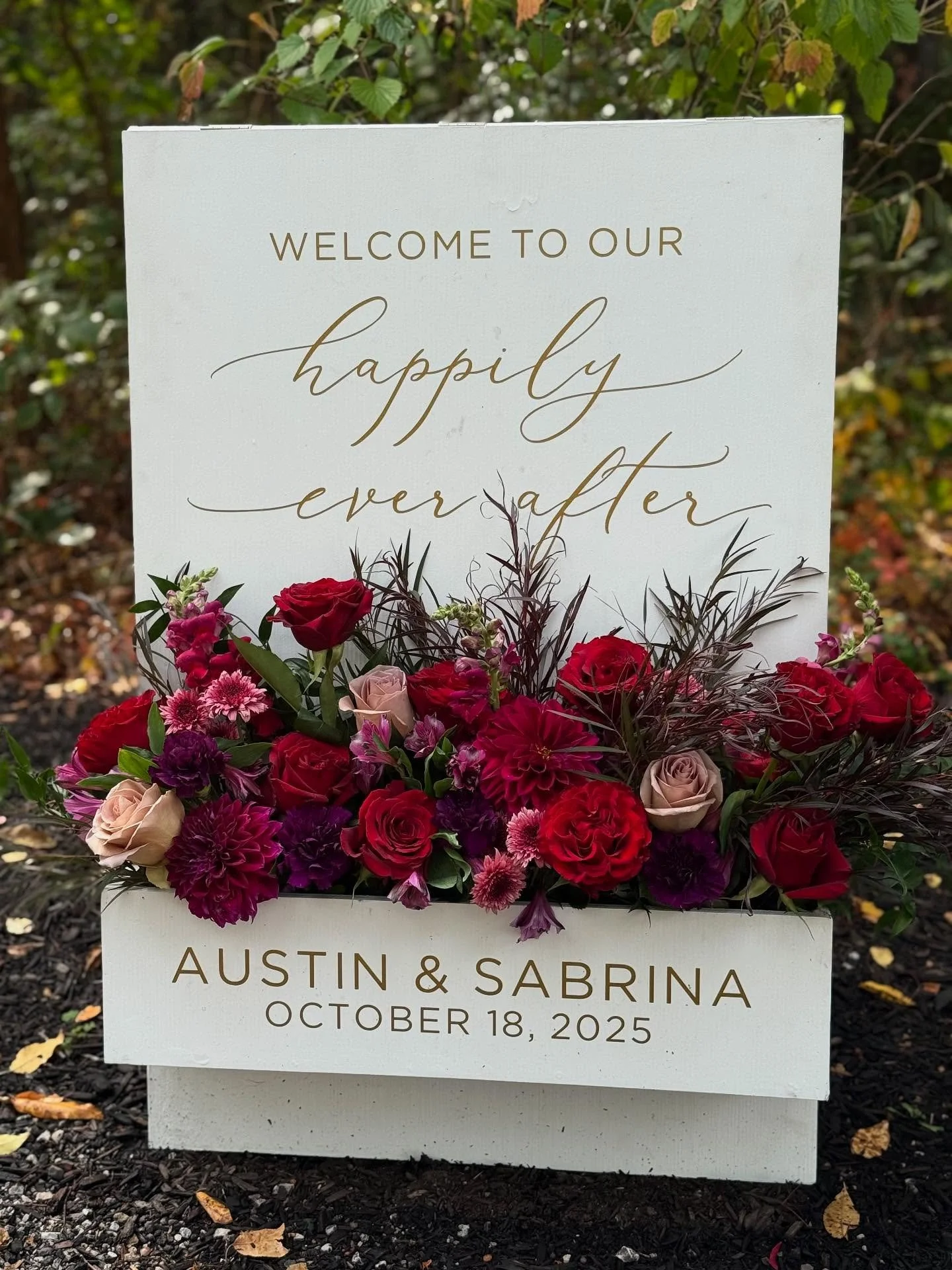 This fall wedding palette was all about deep burgundy, velvety purples, and lush textures that bring drama and elegance to every petal. We&rsquo;re in love!
.
.
.
.
.
#honeyandsageflowers #moodyvibes #ido #weddingflorist #weddingflowers