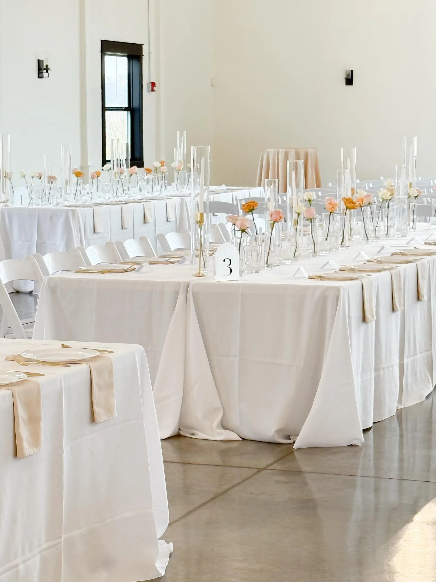 Hailey and Keegan&rsquo;s wedding featured soft neutrals, warm peaches, and romantic florals. It was the perfect blend of elegance and charm. 
.
.
.
.
.
#honeyandsageflowers #weddingflorists #eventflorist #weddinginspiration #weddingflowers