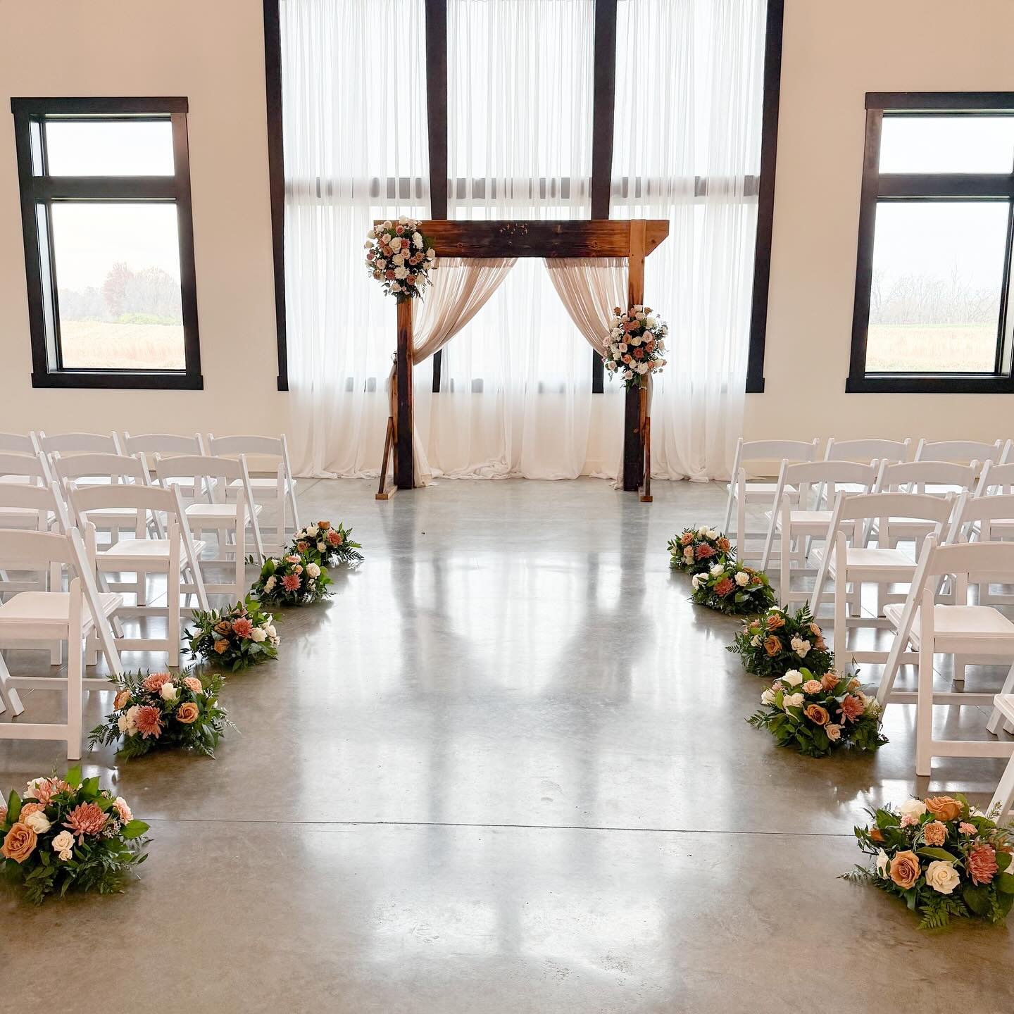 A pretty indoor setup to finish up wedding season!
.
.
.
.
.
.
#honeyandsageflowers #wedding #weddingflorist #ceremony #weddingflowers