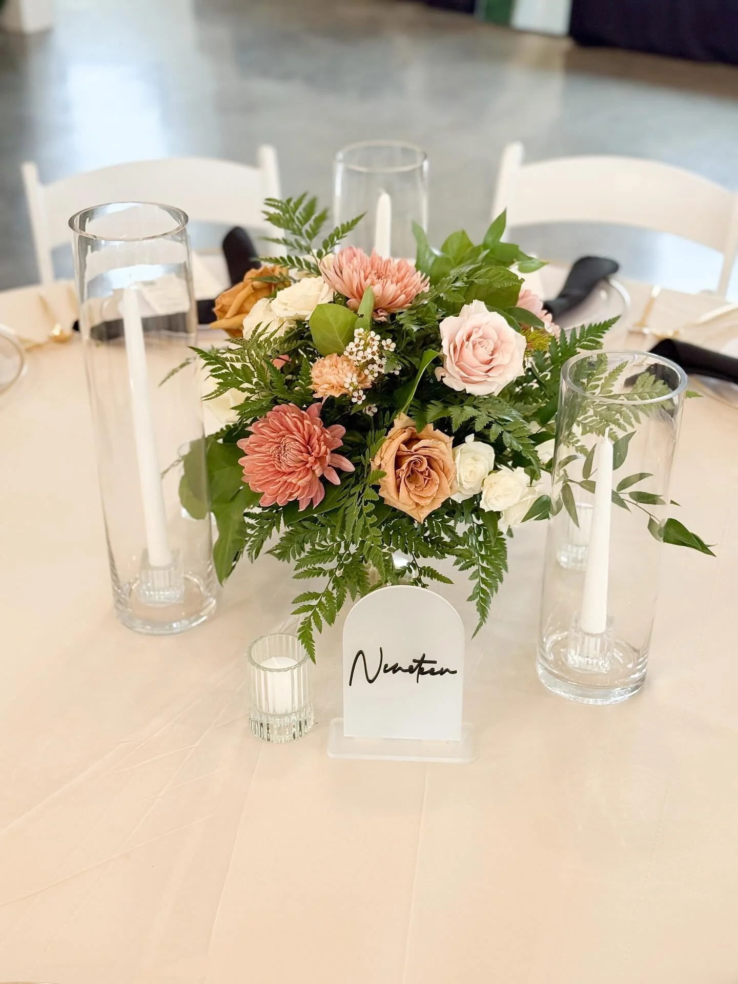 Compote vases make such a pretty centerpiece. Mixed with warm toned neutrals, it&rsquo;s a chef&rsquo;s kiss 
.
.
.
.
.
#honeyandsageflowers #centerpieces #eventflorist #weddingflowers