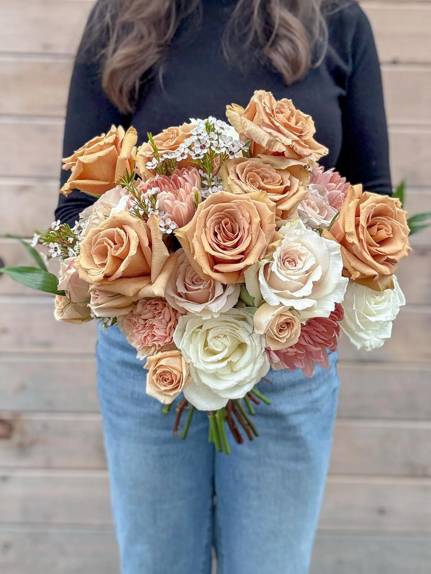 Toffee roses, Lynette cremones, and antique carnations are the vibe.
.
.
.
.
#honeyandsageflowers #ido #eventflorist #wedding #bridalinspiration