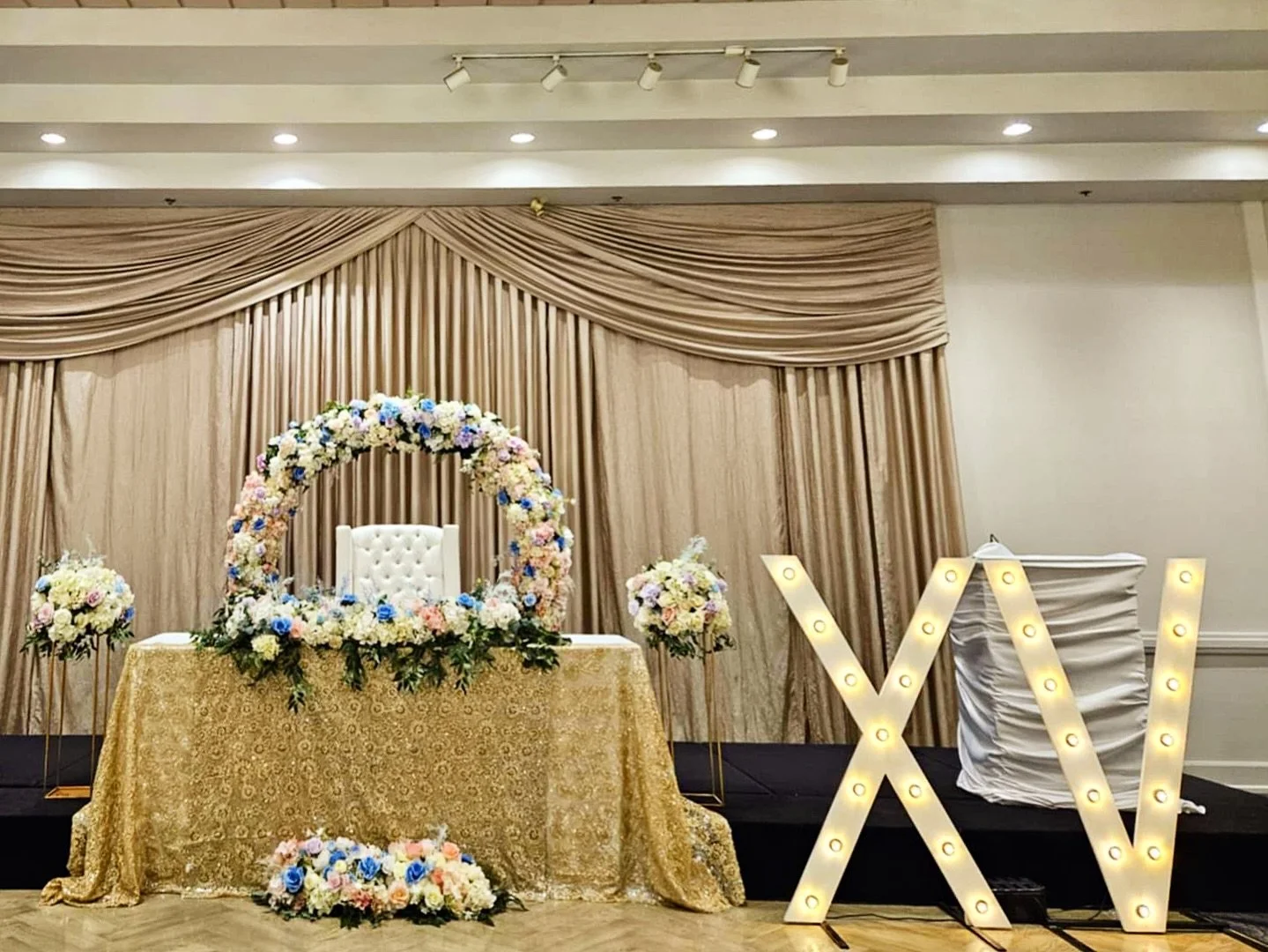 Quinceneara celebrations at Mississauga Grand. Book our indoor and outdoor rated 5ft letters today! 

Tons of customizable options available on our website. Link in bio 👈👈👈

#torontomarqueeletters
#toronto #mississauga #oakville #eventrentalstoron