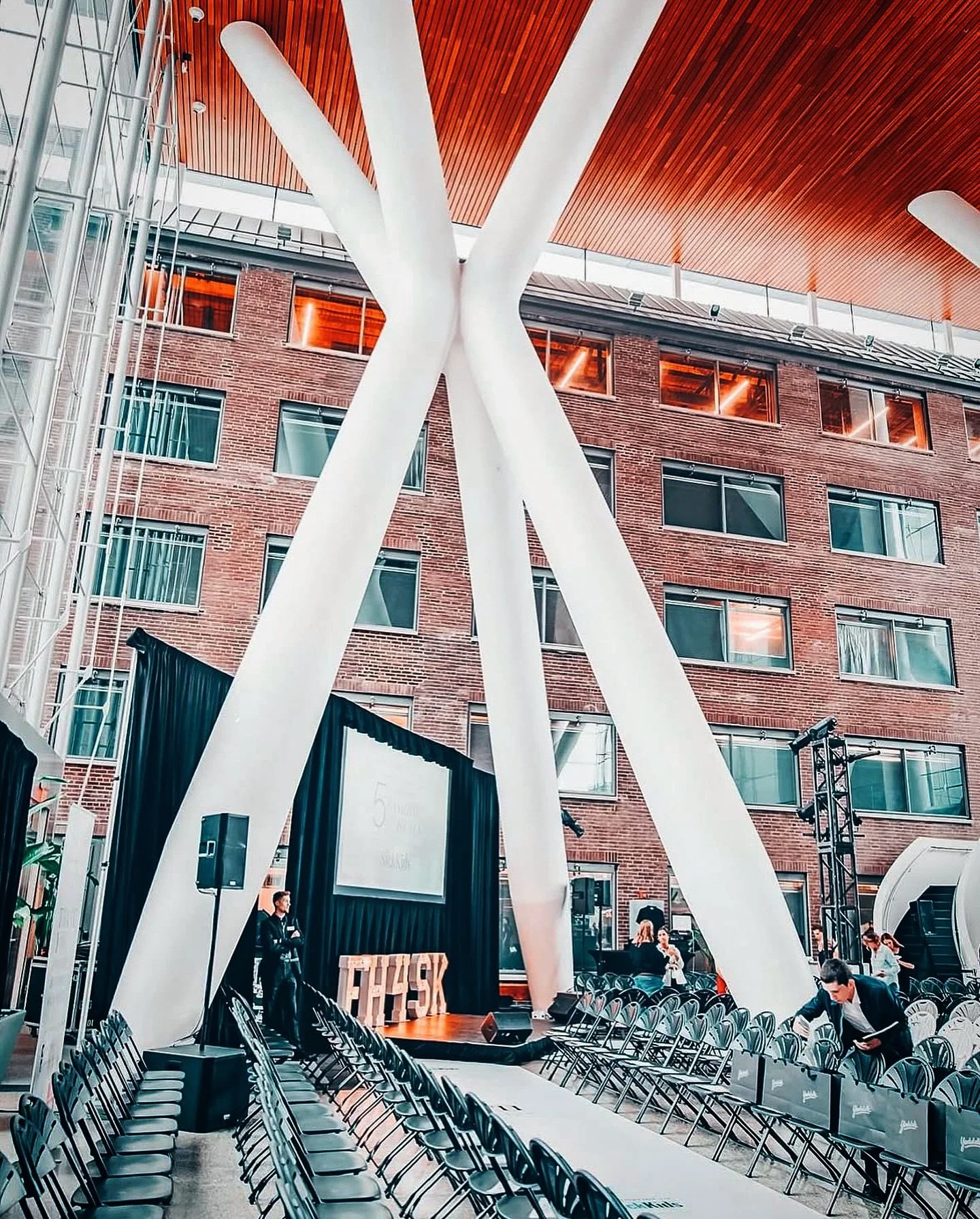 Fashion Heals 4 Sick Kids
Our 3ft letters highlighting the main stage at Ricardas Toronto
#torontomarqueeletters
#toronto #mississauga #oakville #eventrentalstoronto #eventrentals #activations #eventactivations #lightupletterrentals #picoftheday #bes