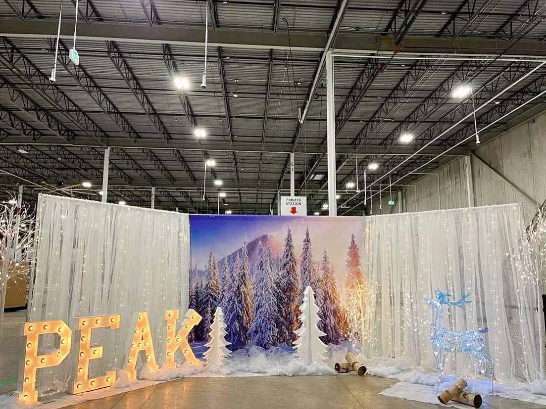 Warehouse holiday activations for @amazon. Thank you @rentnstyleco for having us. 
#decor #amazon #xmas #holidaydecor #corporateplanner #corporatedecor