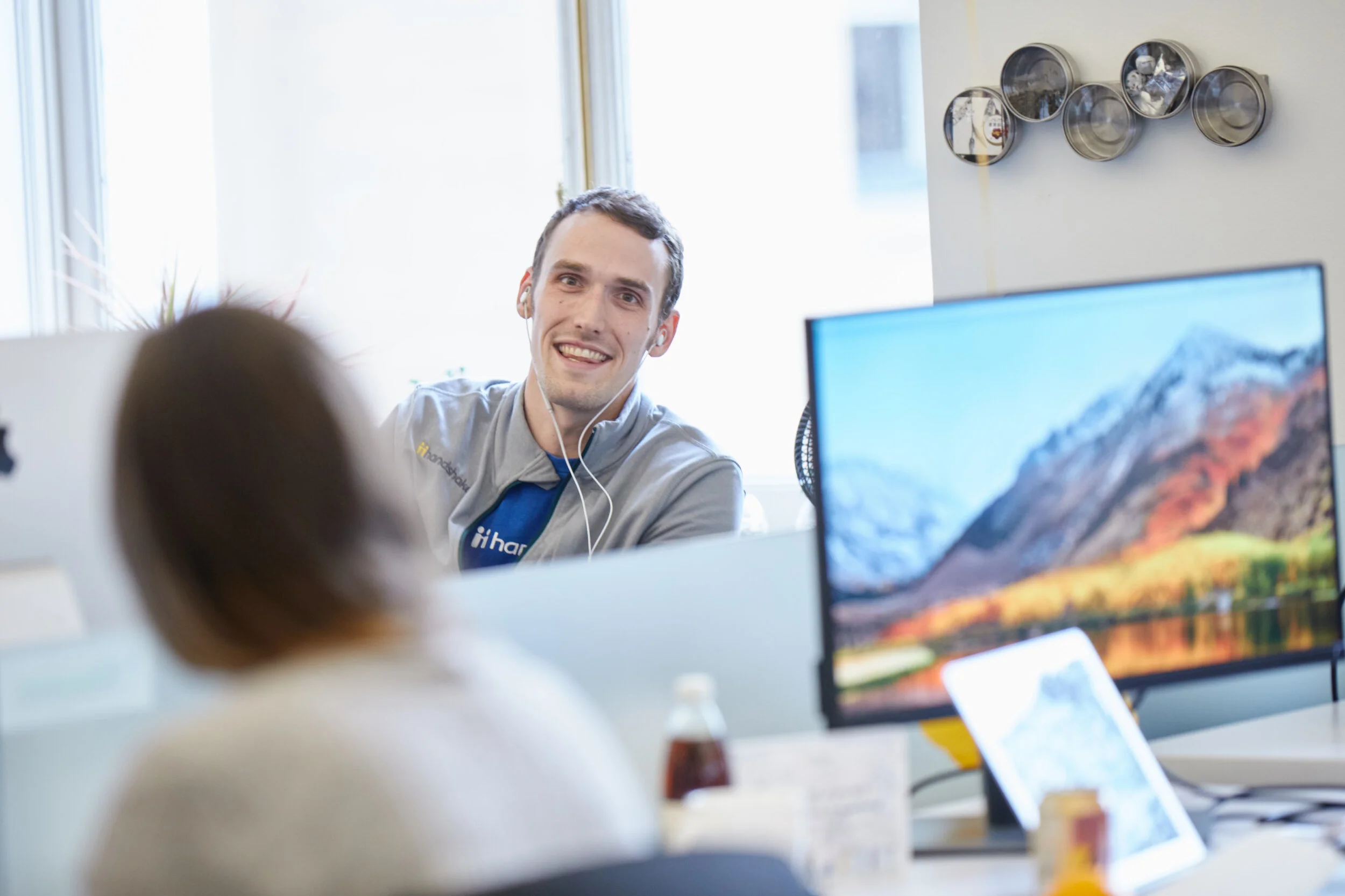 Handshake_Office_096.jpg