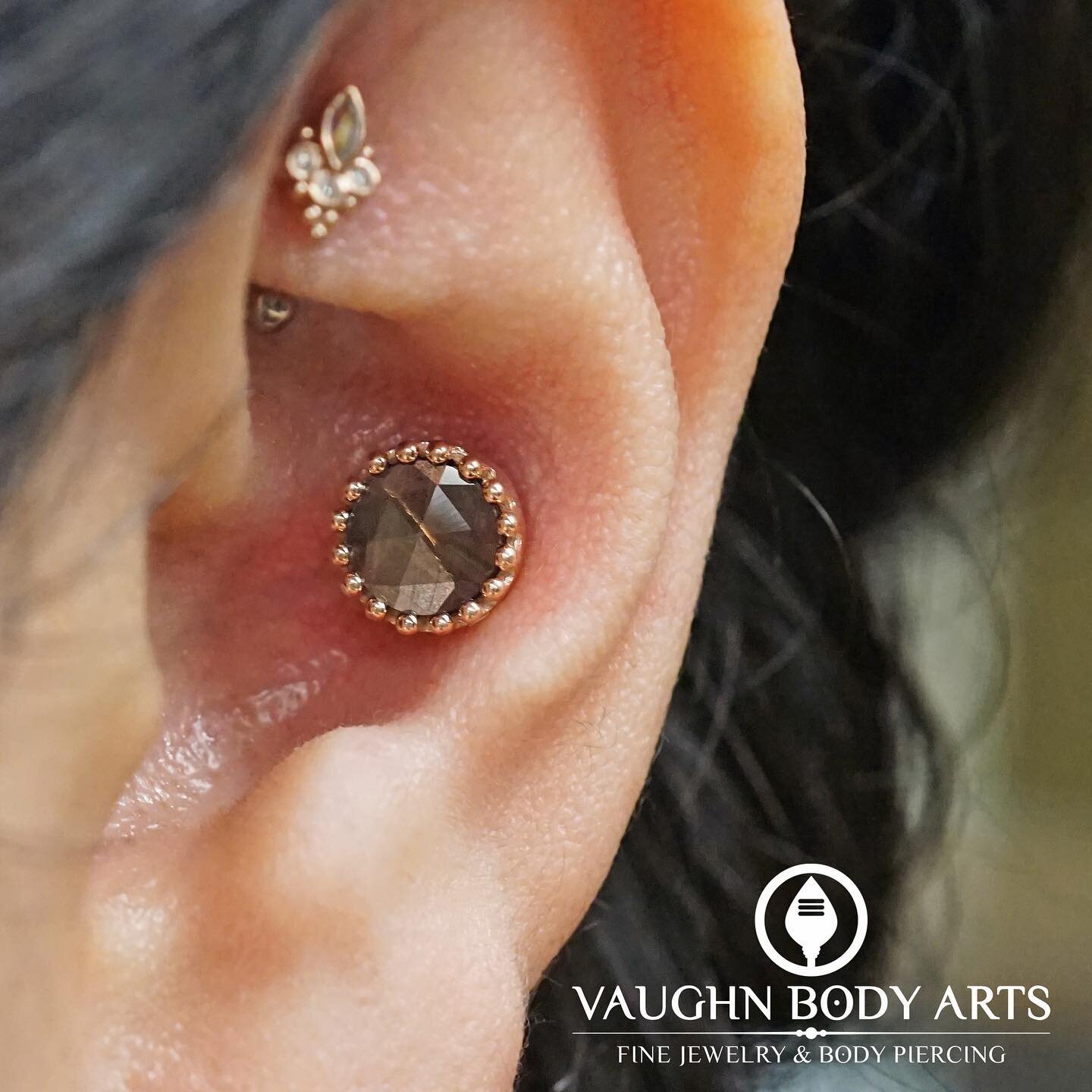 This stunning ear belongs to our awesome client Alissa. 

Vaughn pierced her conch in April of 2023 and we recently changed her jewelry out to this incredible Rose Gold Crown with a Zawadi Sapphire from BVLA. 

We can&rsquo;t stop staring at how perf