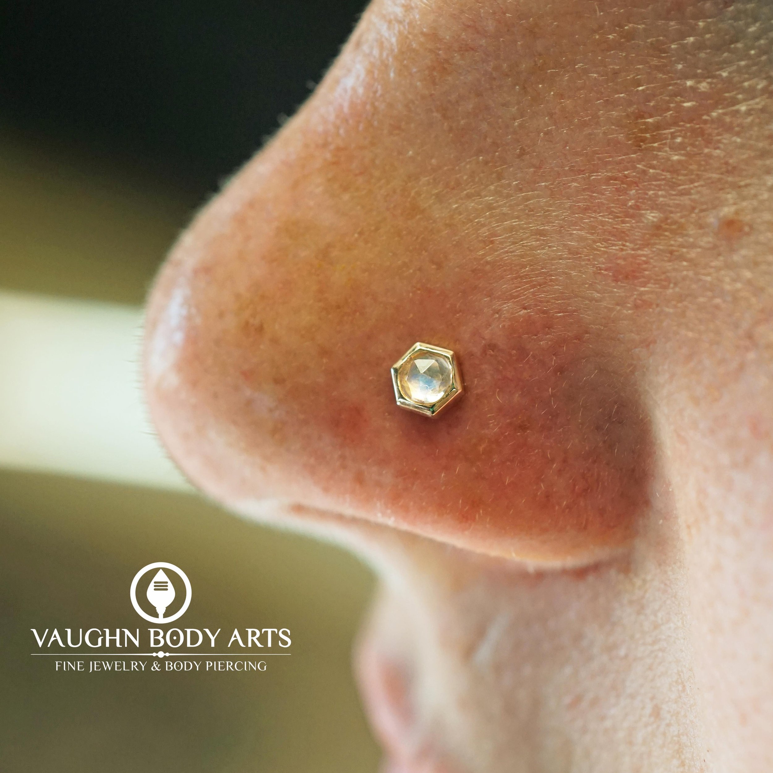 This adorable nose belongs to our wonderful client Mariel. 

We got to do this super cute nostril piercing for them a little while ago. She picked out this gorgeous Honeycomb with a rose-cut Rainbow Moonstone from BVLA. 

Thank you so much, Mariel!

