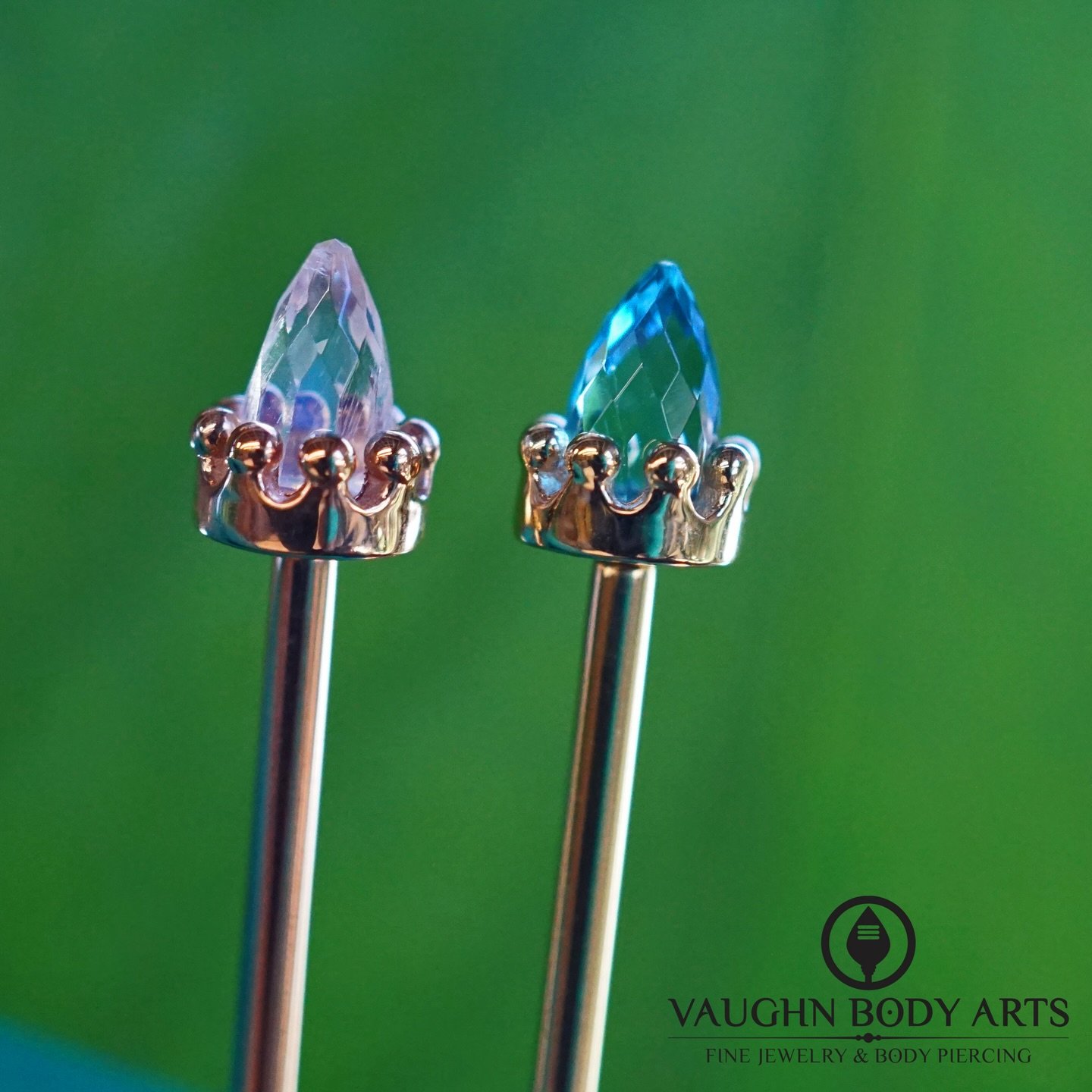 These crown set bullet-cut gems we received from BVLA are just stunning. 

Rainbow Moonstone set in Rose Gold, and Swiss Blue Topaz set in Yellow Gold. 

These look especially amazing in industrial piercings, bridge piercings, and vertical helix. 

#