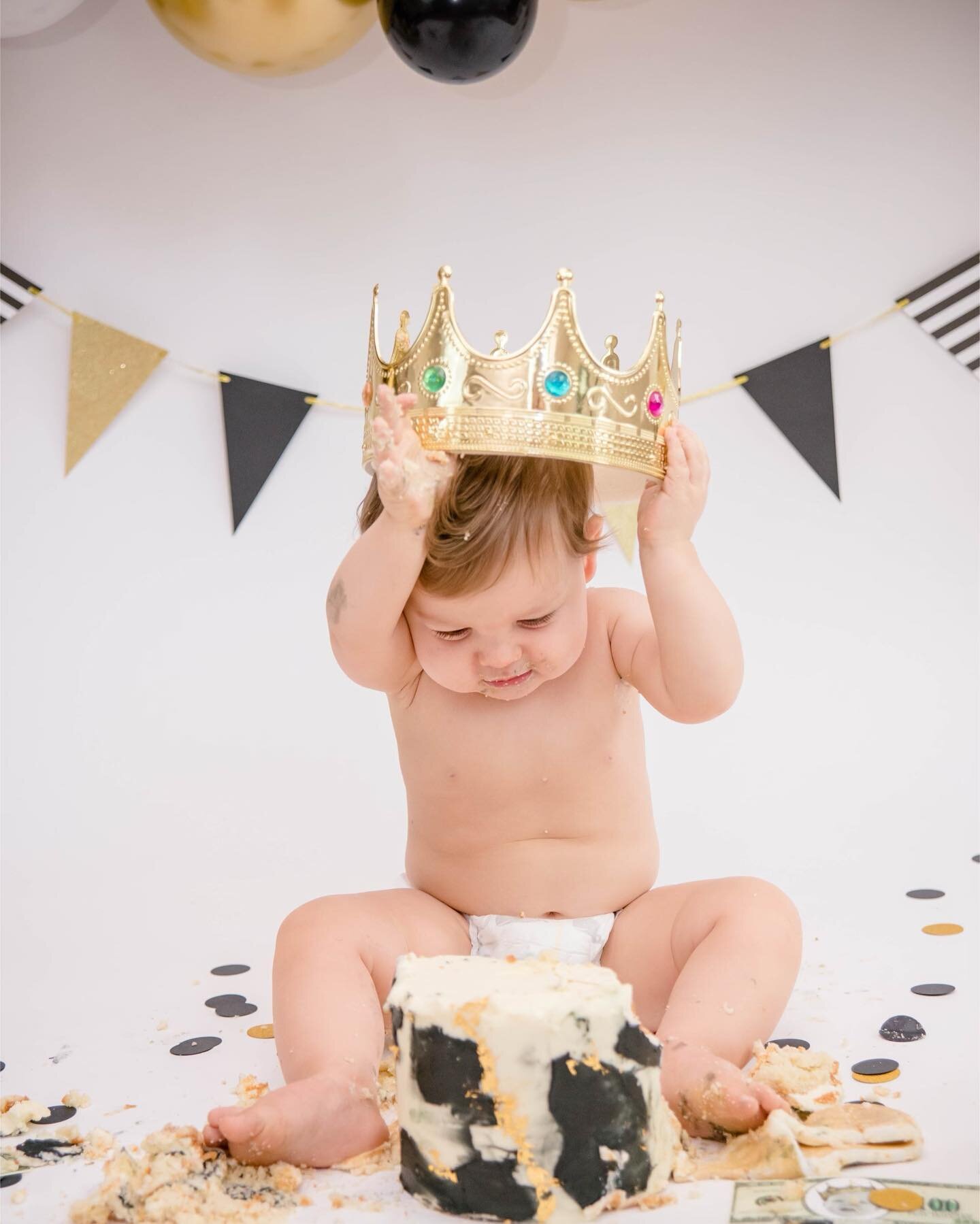 Does it get any cuter than a #smashcake photo session?!! #smash #cake #smashcakephotoshoot #firstbirthday #blackandgold #birthday #birthdaycake #borthdayinspo #cakeinspo #happybirthday