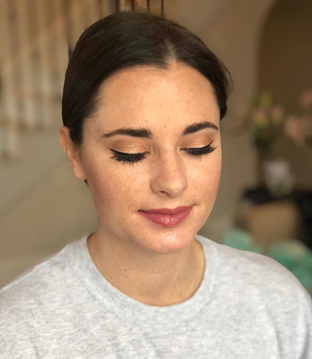 Y&rsquo;all I did 12 makeup applications yesterday, the most I&rsquo;ve ever done for one wedding party 👰🤪 it was a lot of work but so worth it. Here is one of the brides-humans, Nikki, with a soft gold shadow, cat eye, and plum lip. #searsyouatthe